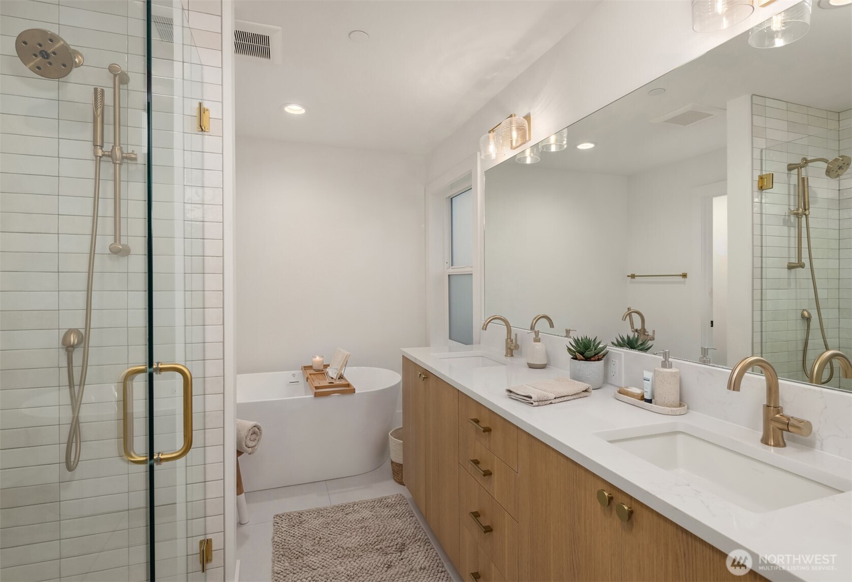 Virtually Staged: 5-piece ensuite