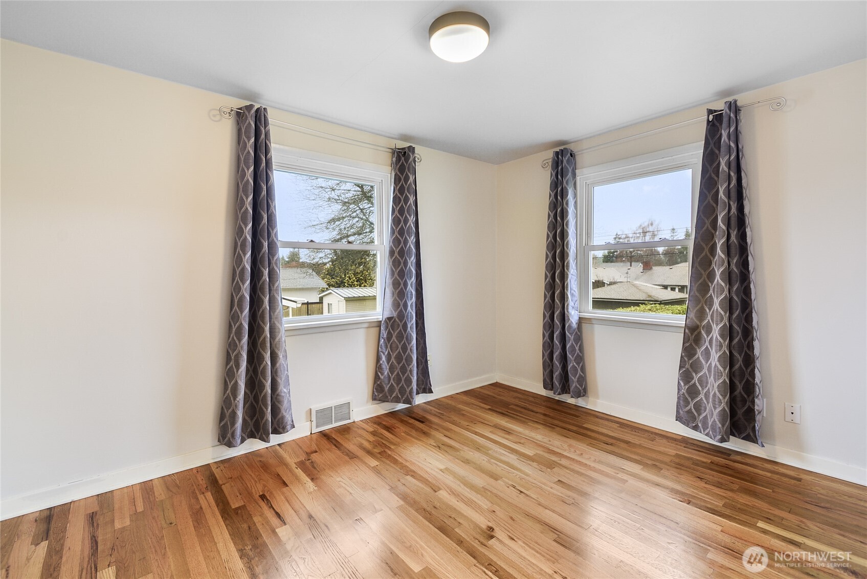 Spacious Bedroom/Office