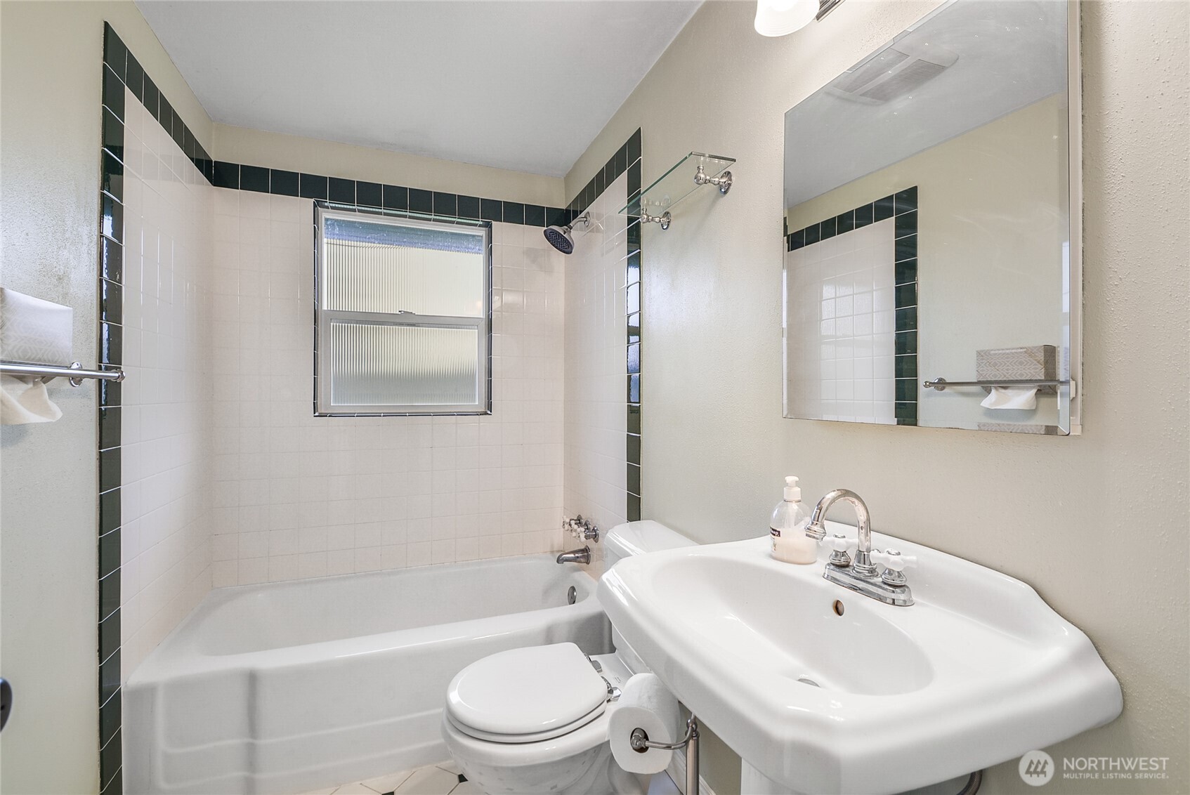 Main Full Bath w/Pedestal Sink