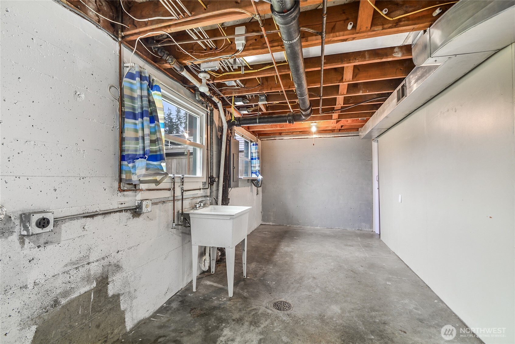 Utility Room w/large sink