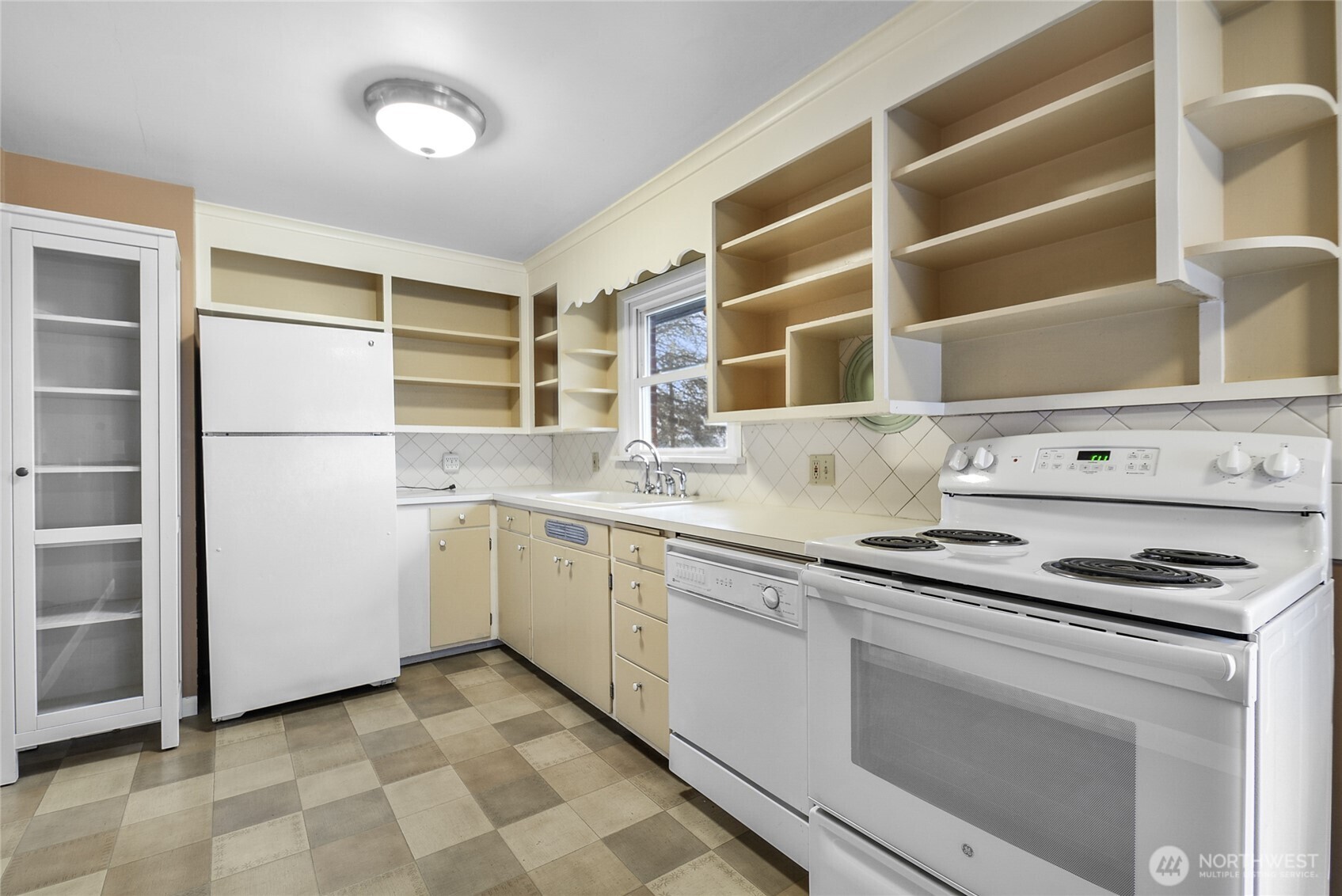 Kitchen w/lots of cabinetry & pantry cupboard