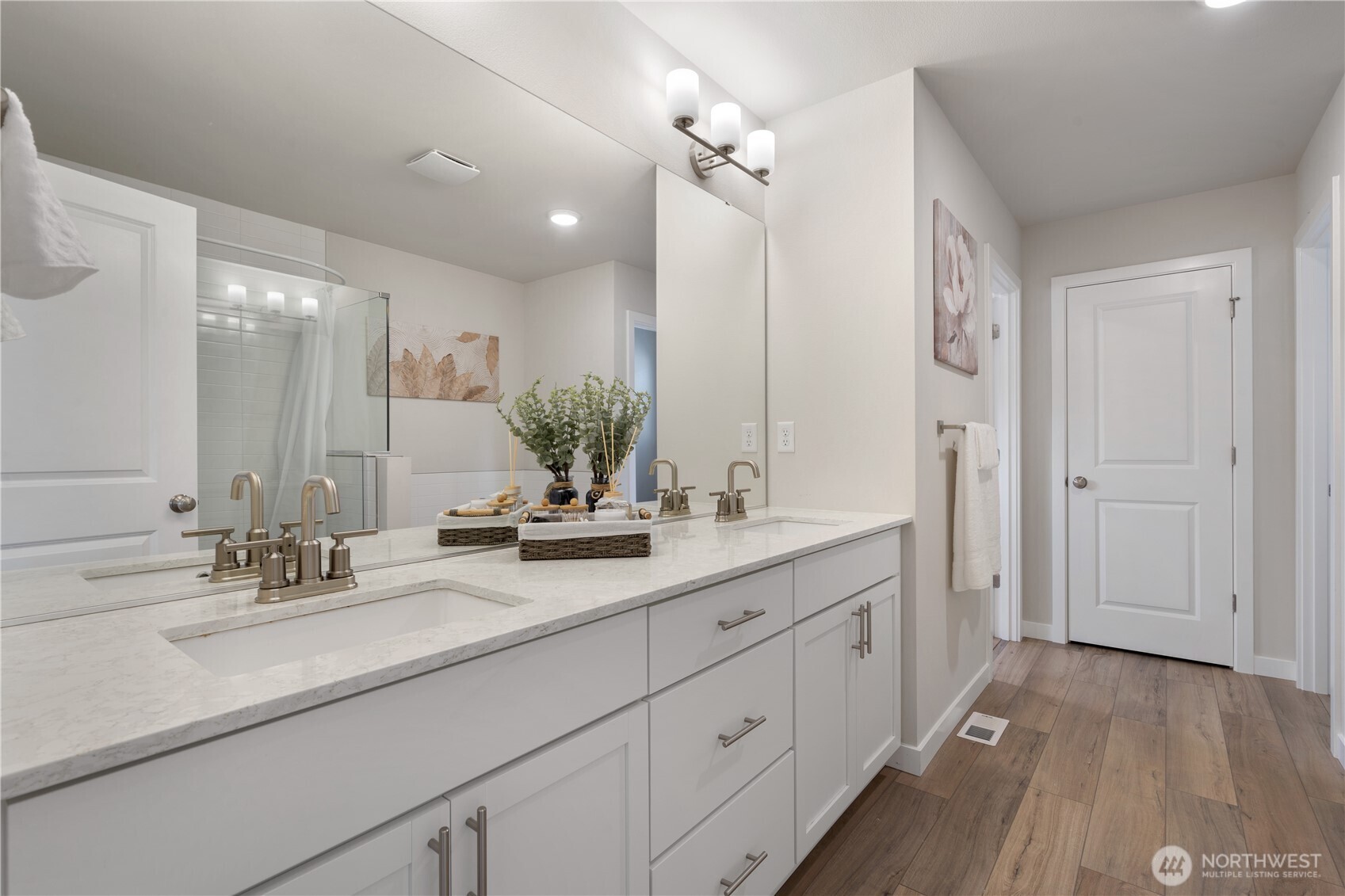 En-suit 5-pieces primary bathroom with double sink