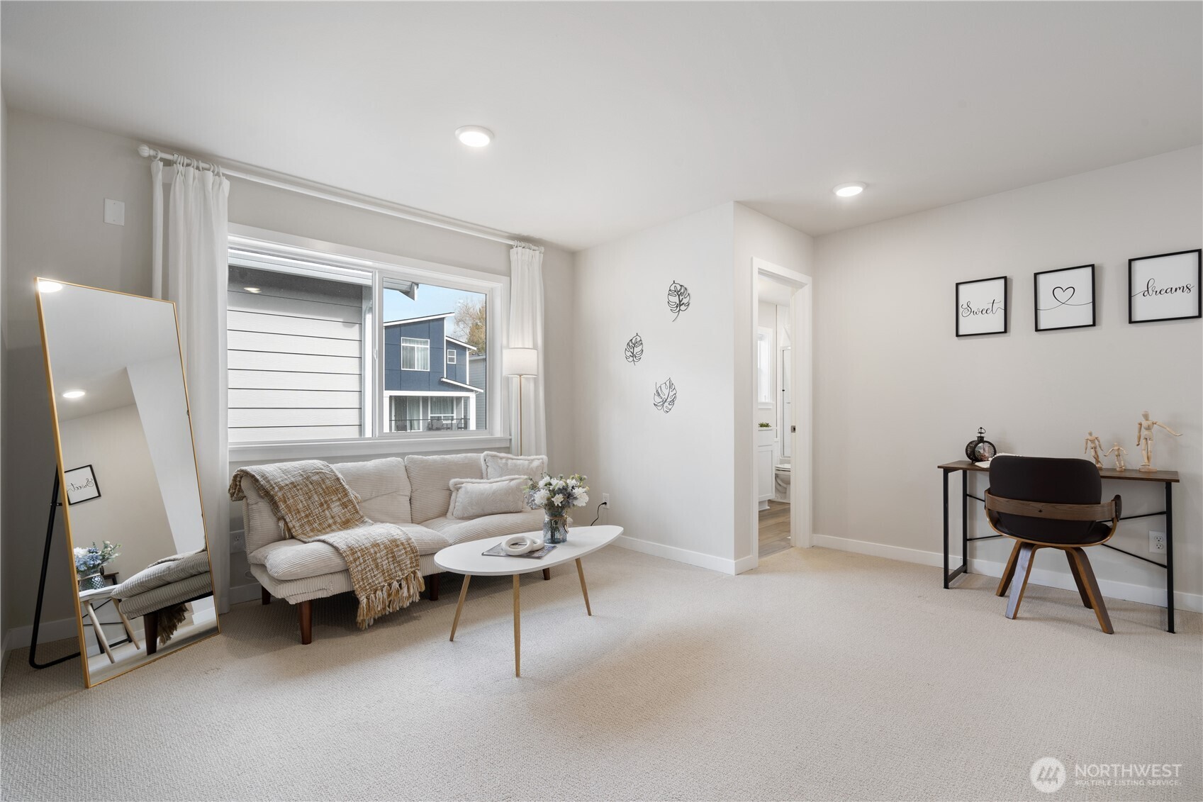 Additional flexible living space or loft area, perfect for a home office ,media room, kids play area, home theater or home gym area. You name it!