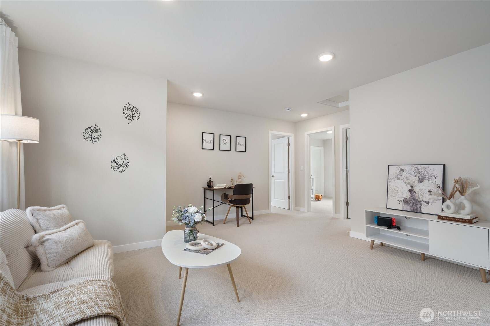 Additional flexible living space or loft area, perfect for a home office ,media room, kids play area, home theater or home gym area. You name it!