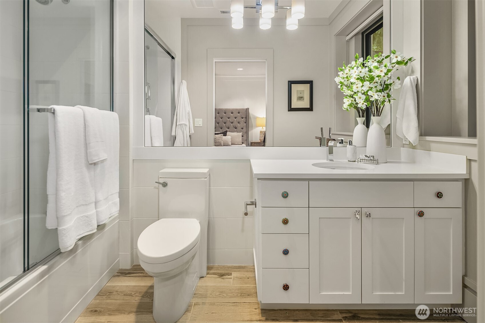 Full en-suite bath off the lower bedroom.