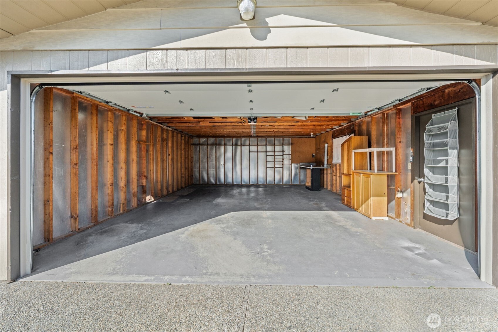Huge garage/shop/storage/dowhateveryouwantwithitspace.