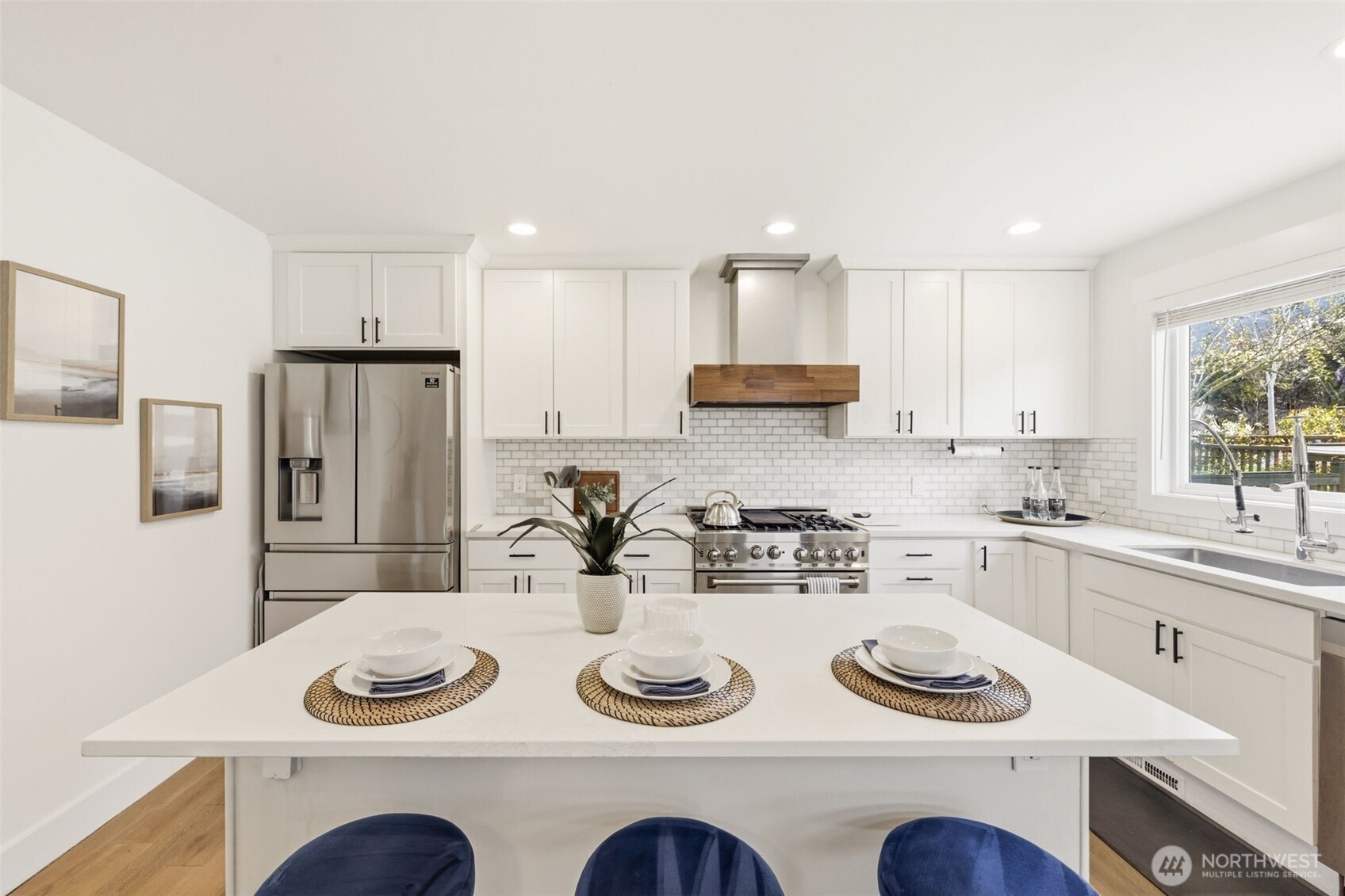 Large Island w/Seating & Storage