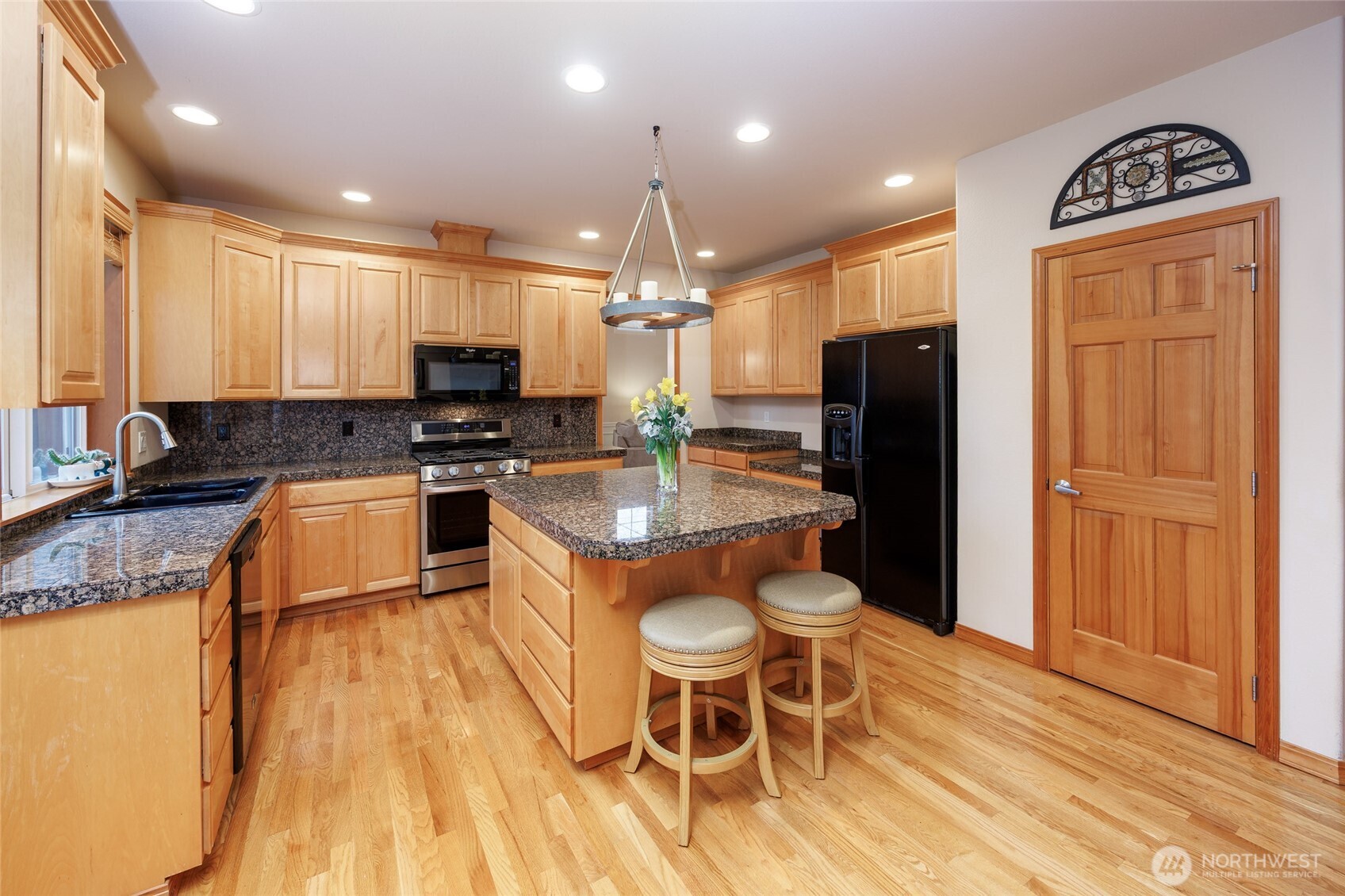 Culinary kitchen w/gas cooktop, granite tile countertops, eating bar, desk, and large walk in pantry.