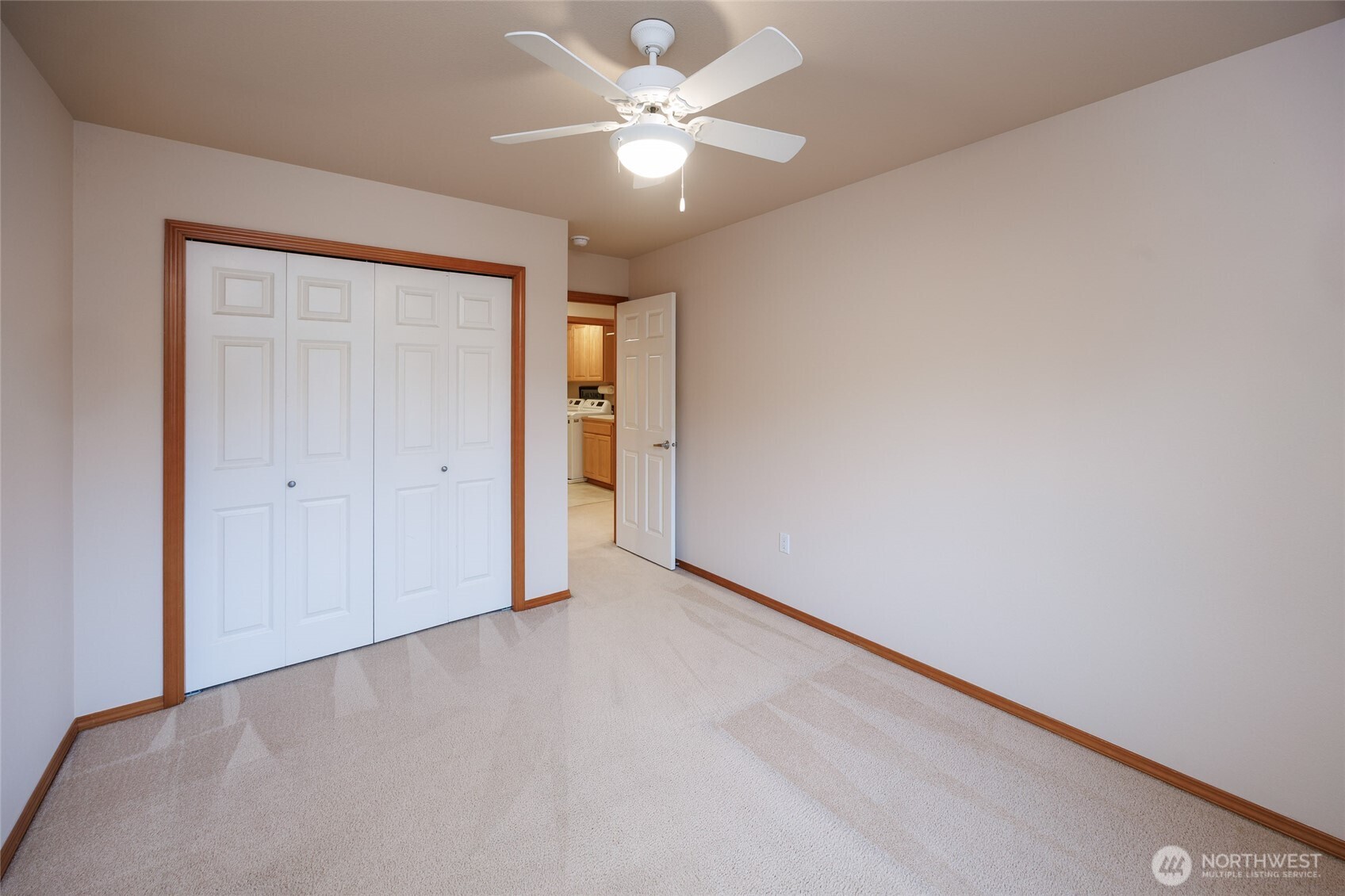 Large bonus room w/arched window & twin closets.