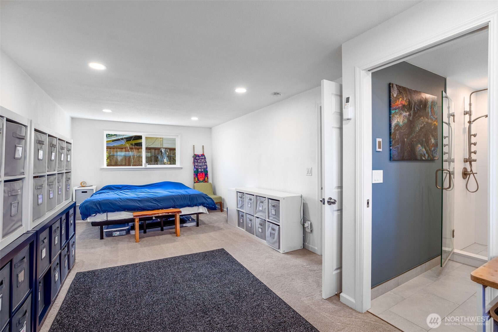 Spacious primary suite w/en suite bathroom.