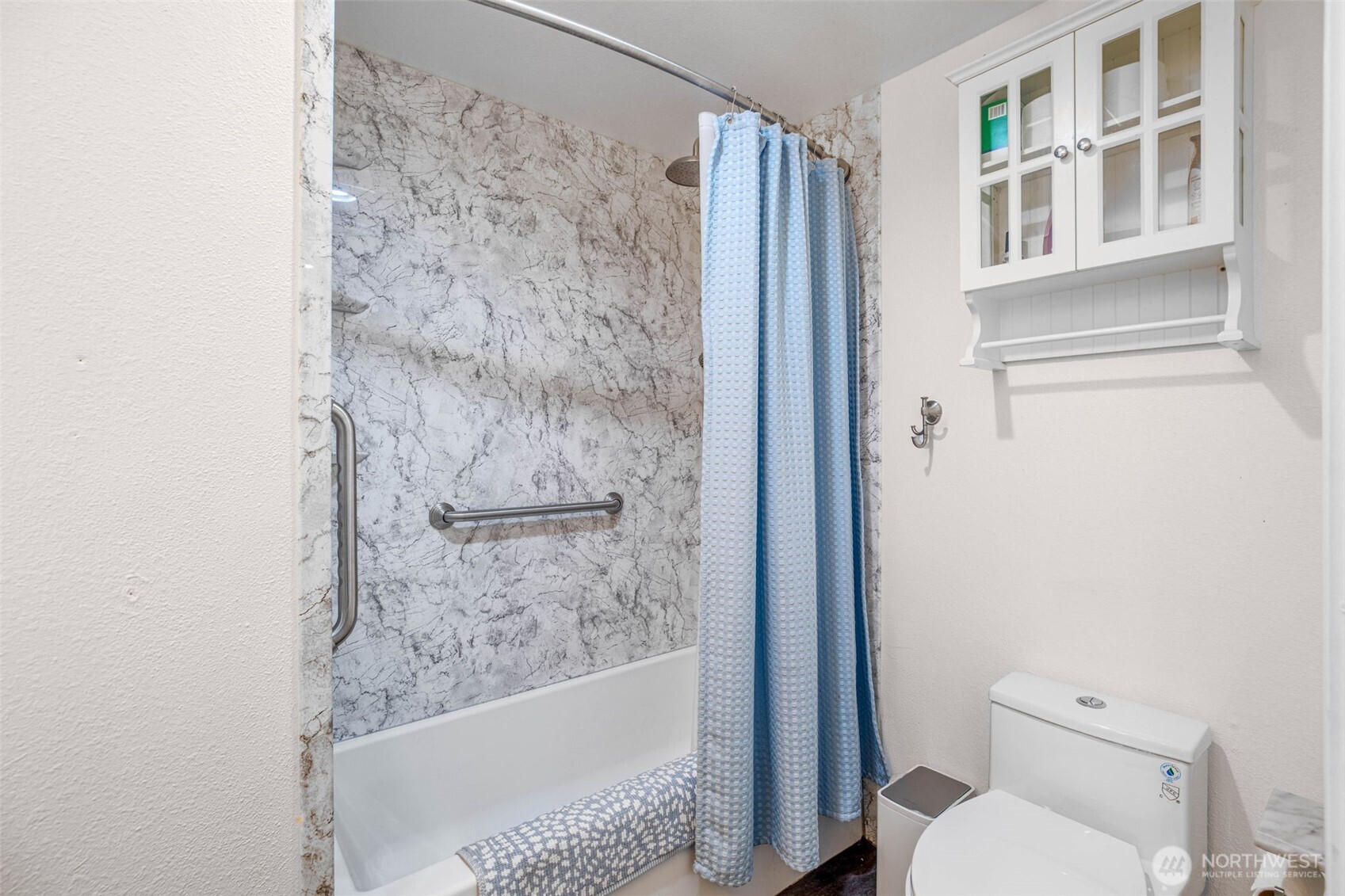 Guest full bathroom.