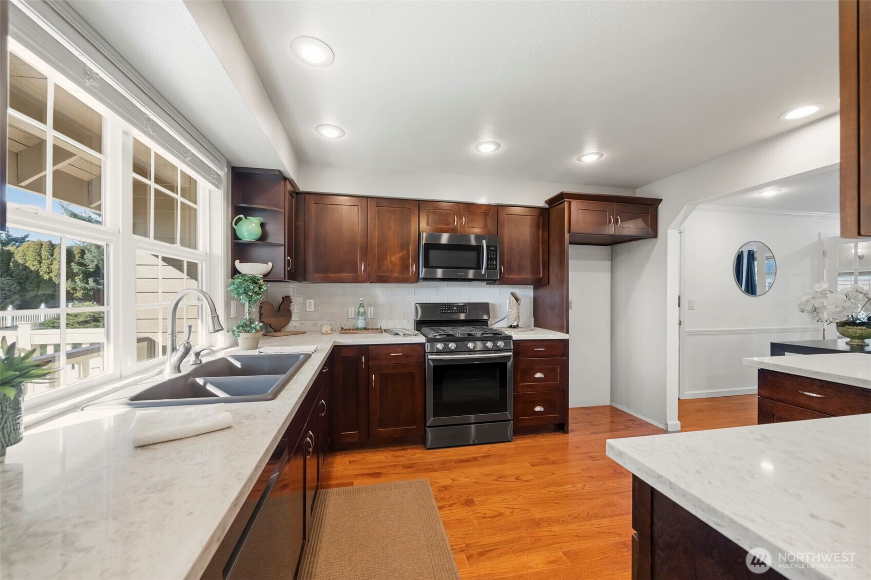 From morning coffee to evening gatherings, this welcoming kitchen keeps everyone connected and naturally becomes the center of daily life in the home.