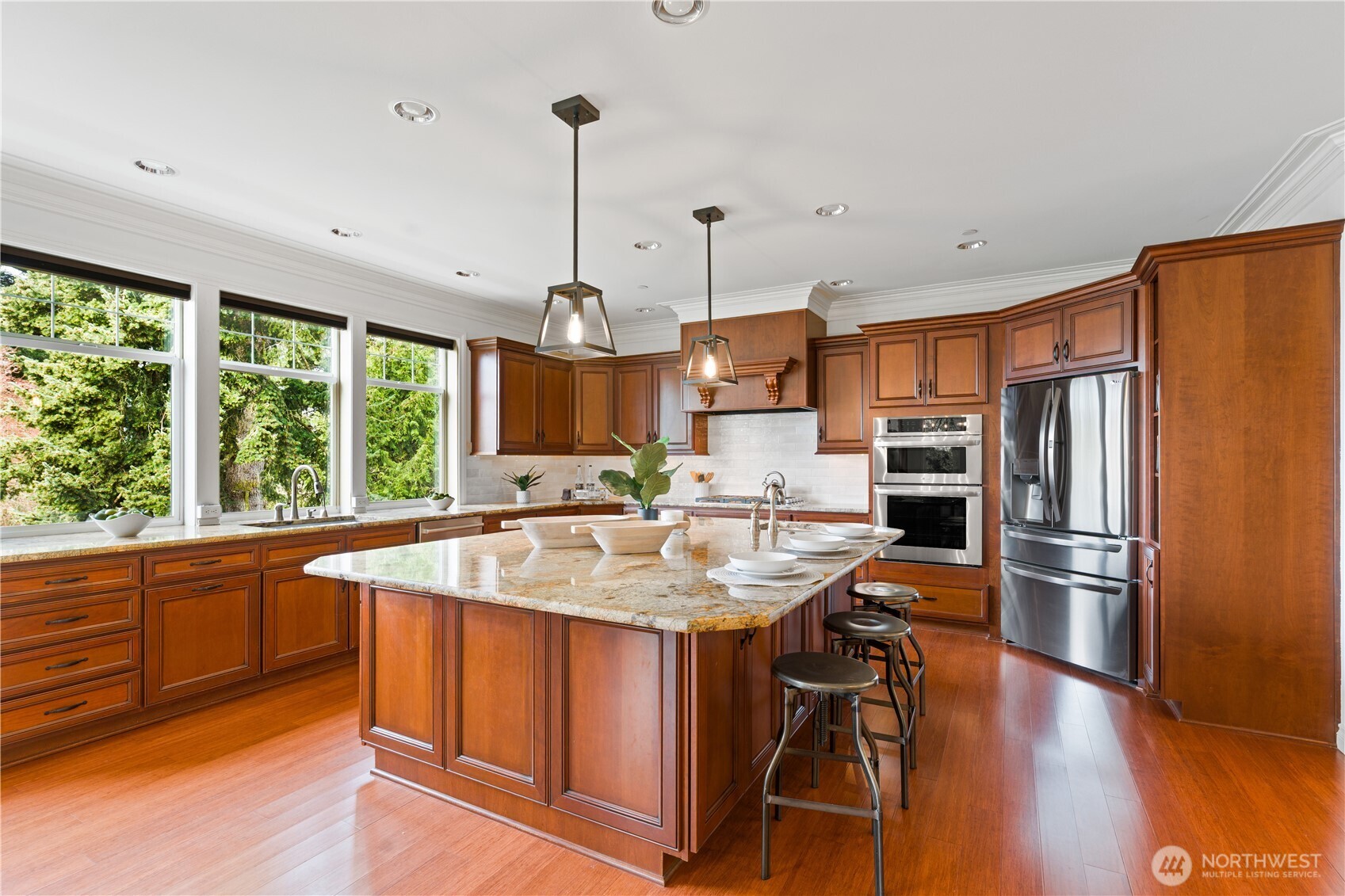 Oversized Island w/Seating & Storage