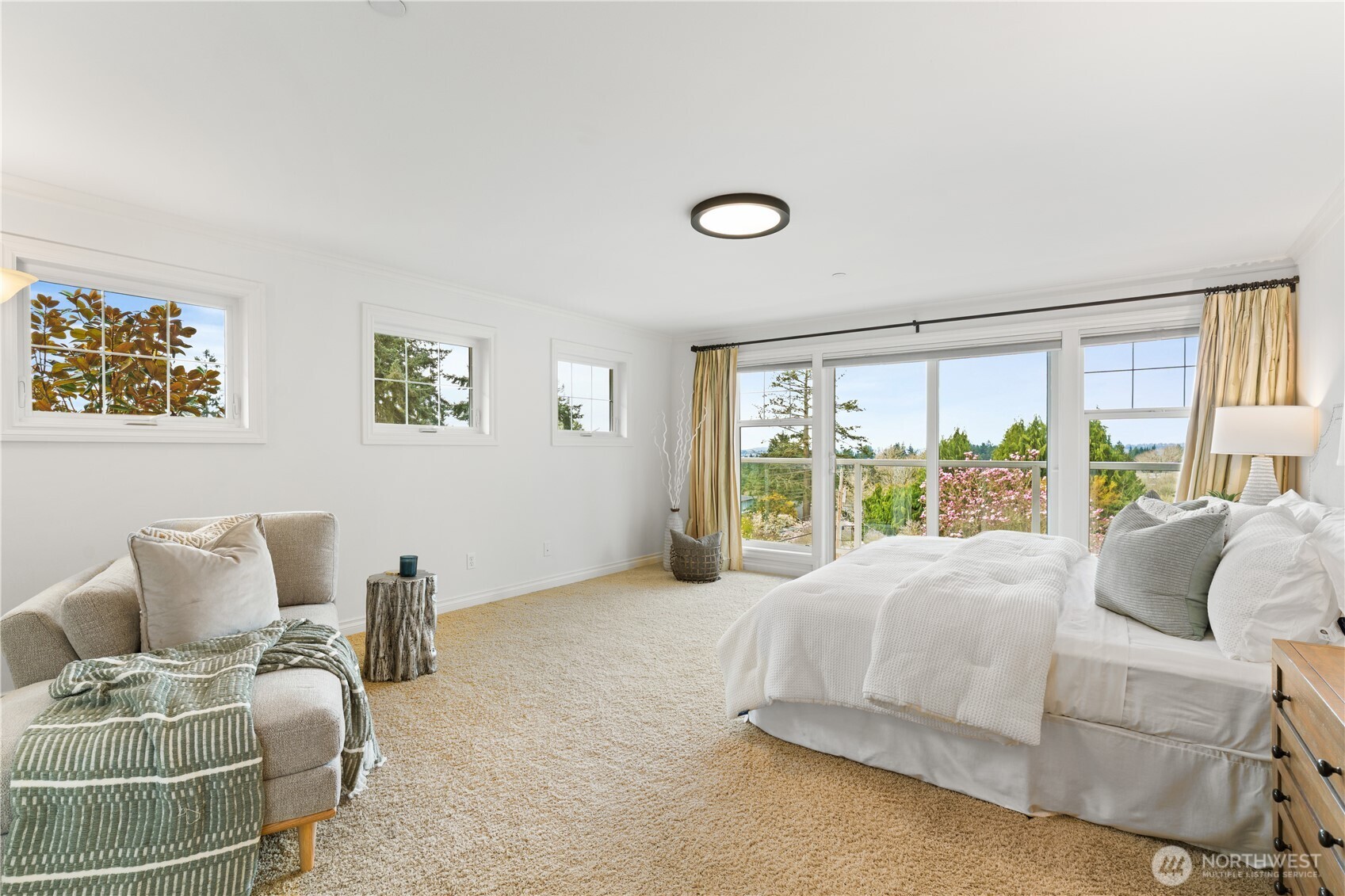 Oversized w/Sitting Area