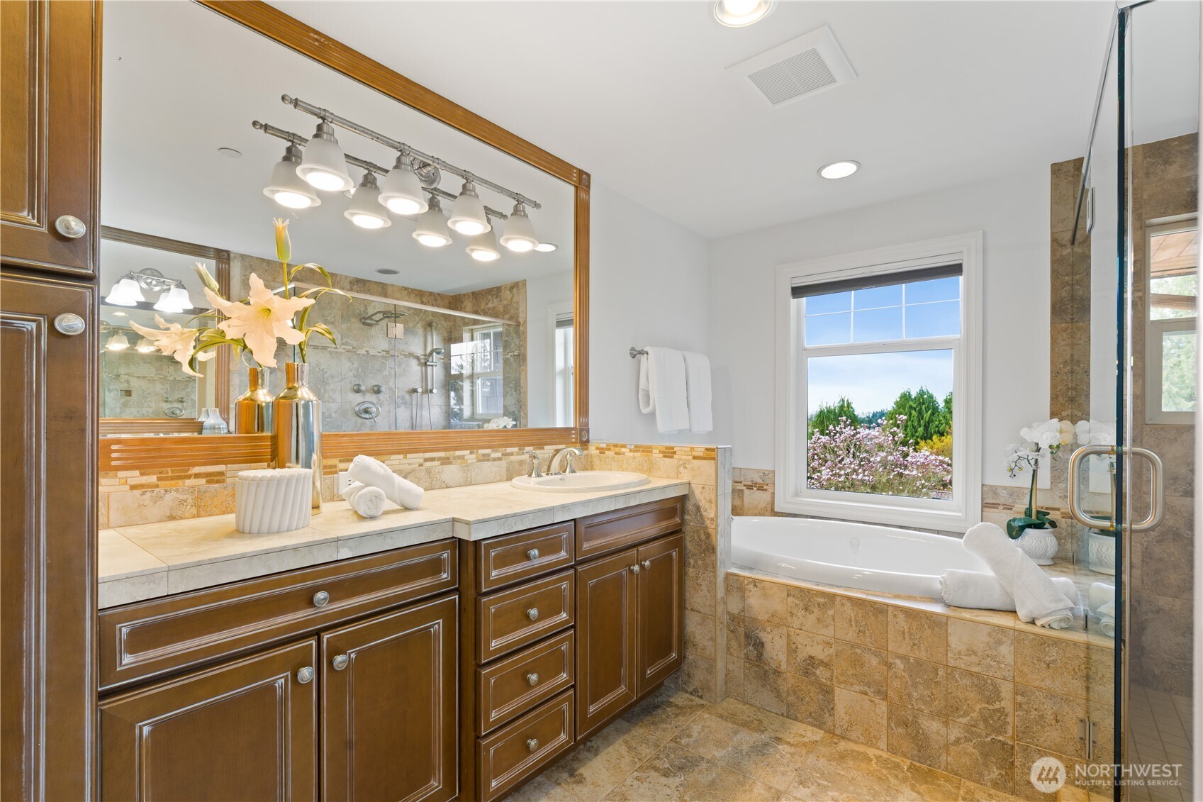 En-Suite w/Soaking Tub