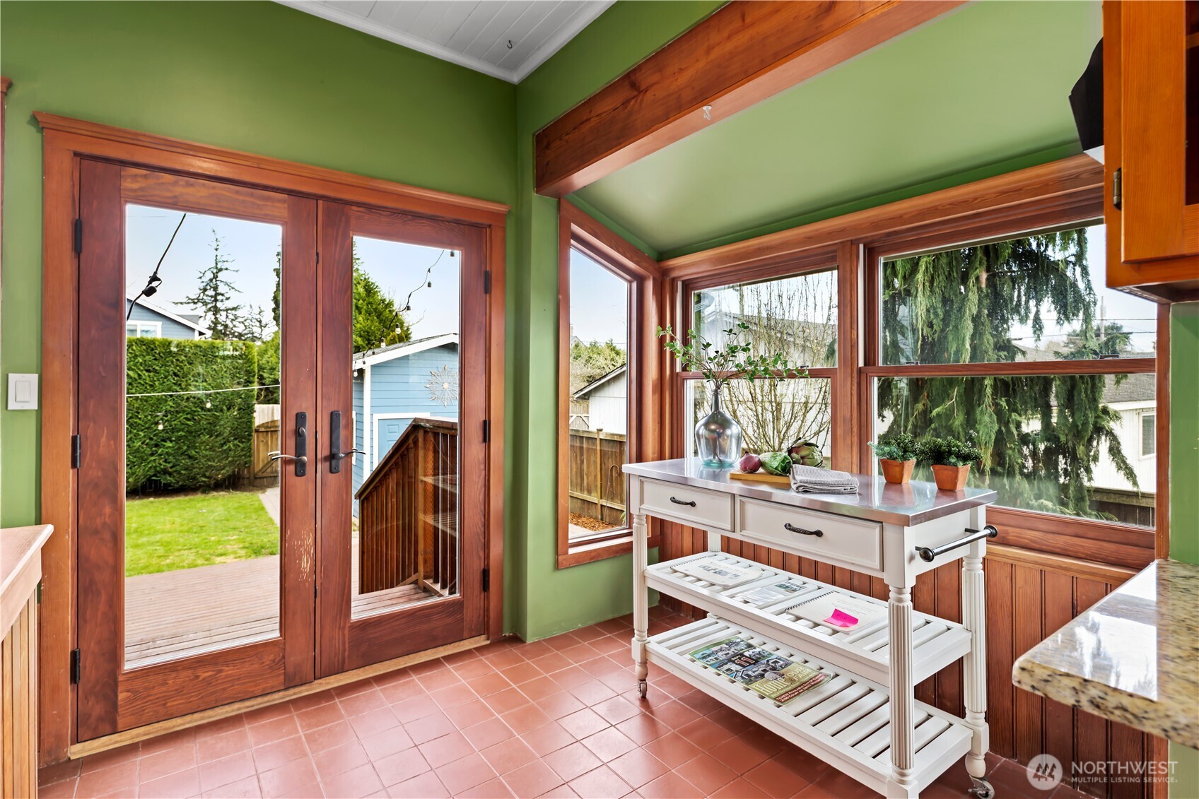 Light & bright, steps right outside