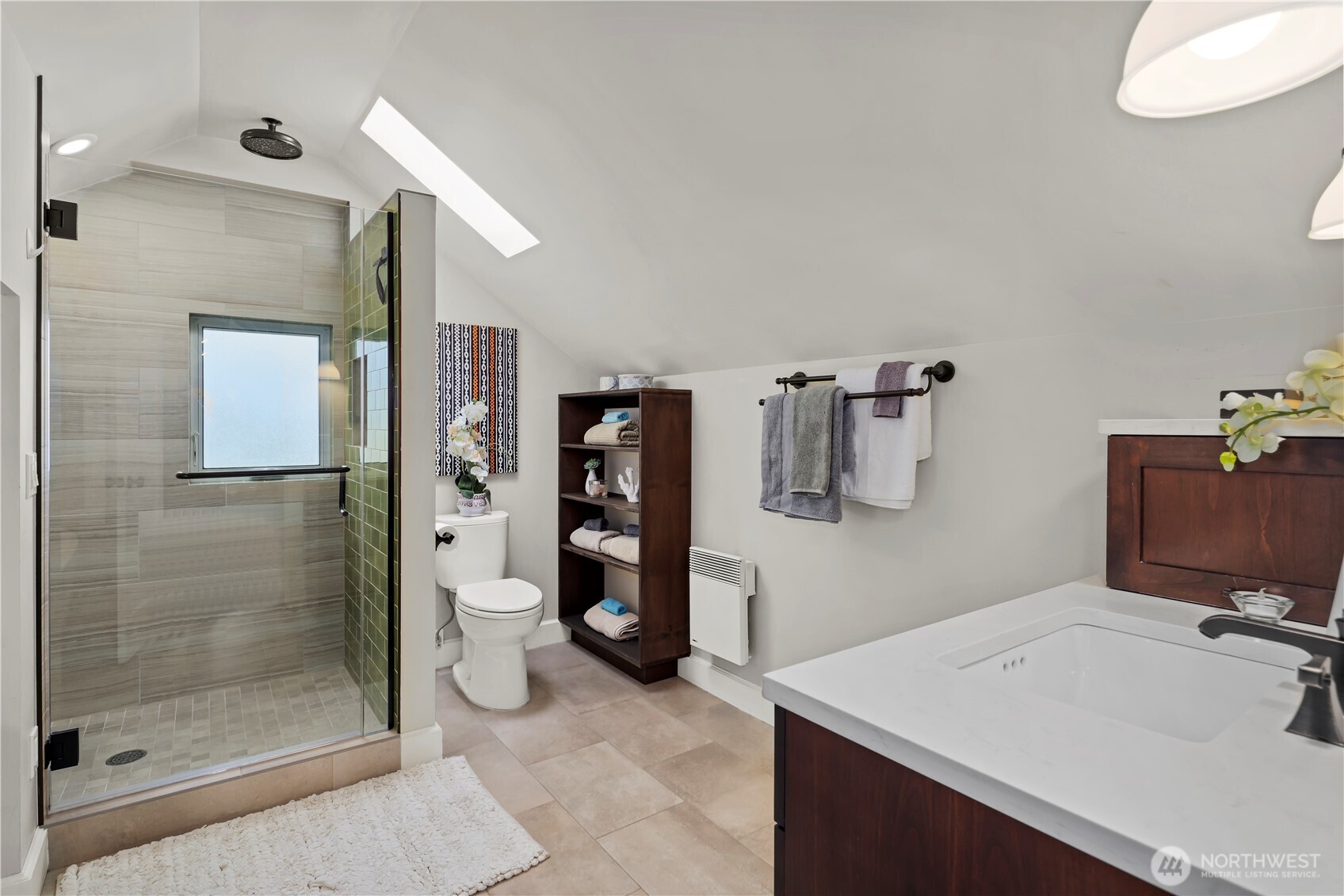 Primary en-suite bath with shower
