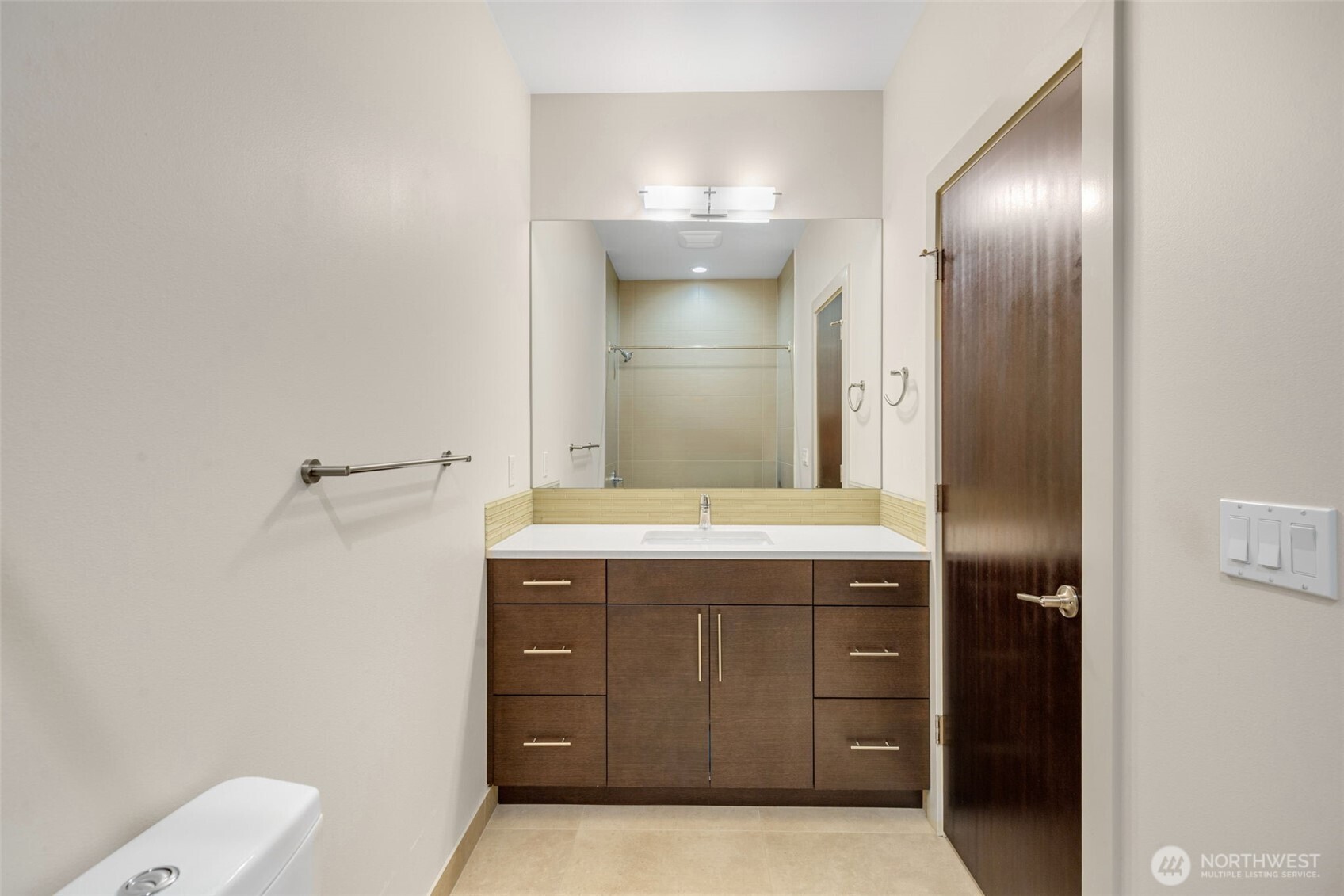 Full hall bath in the sleeping quarters on the lower level.