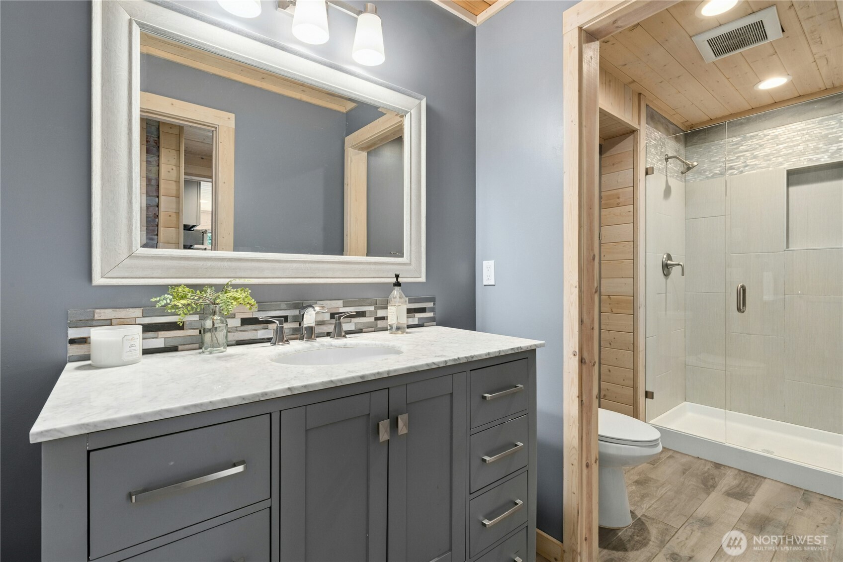 Second laundry facility in lower level.