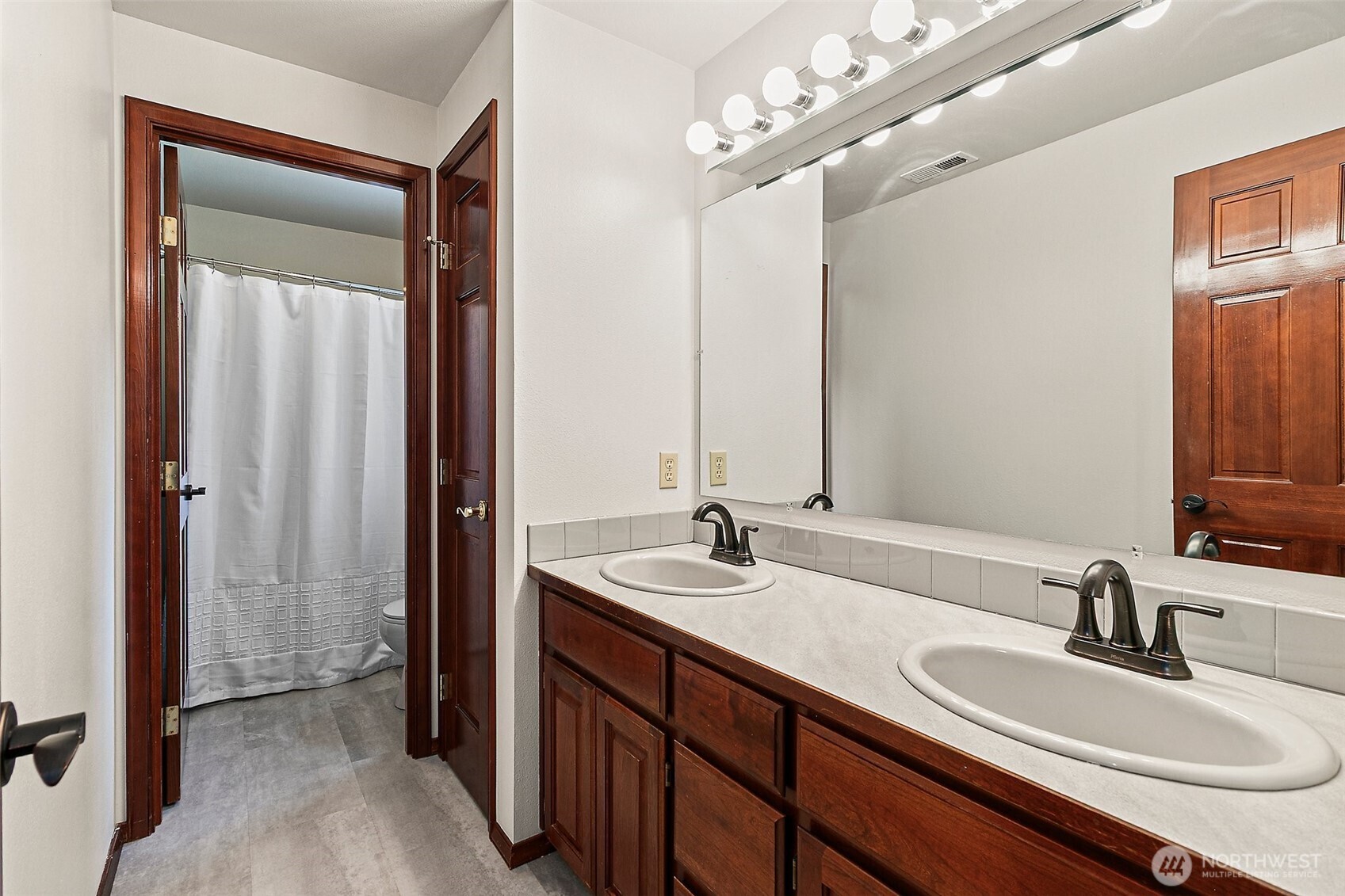 Upper Floor Full Bathroom