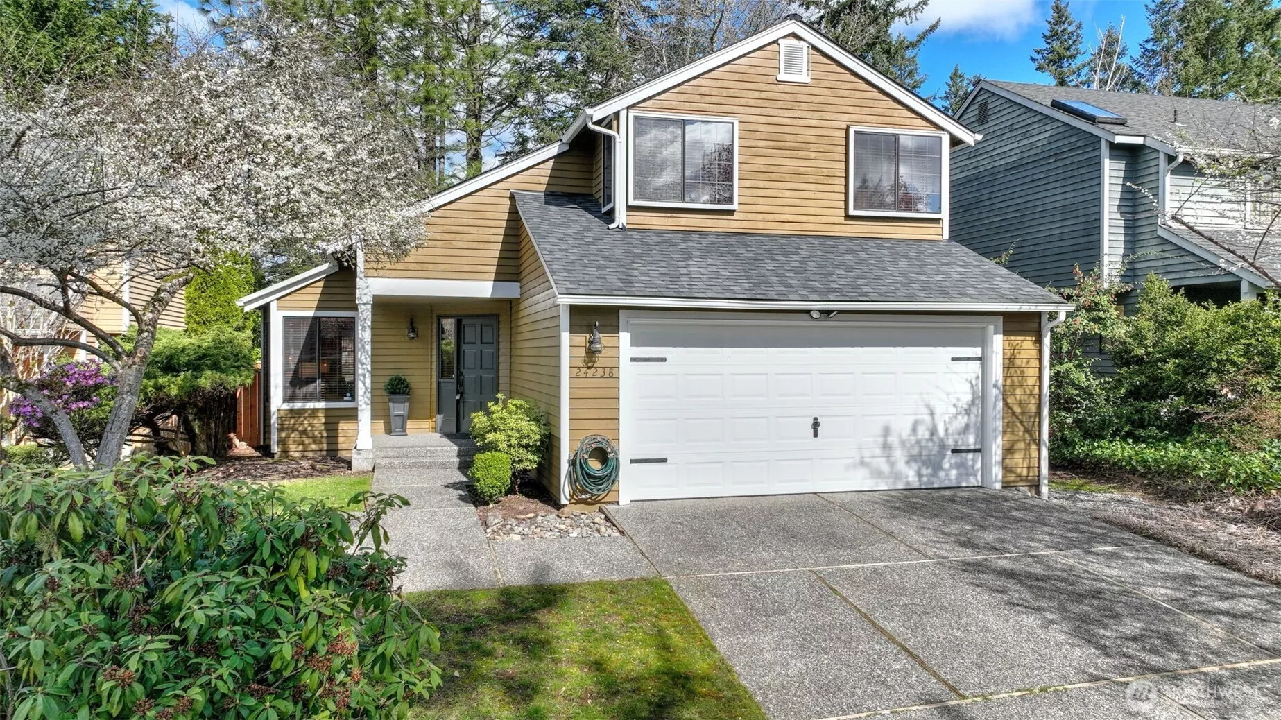 This home was built by Conner Construction in 1986.  3 bedrooms, 2.5 baths and 1830 sq. ft. Updated Kitchen.