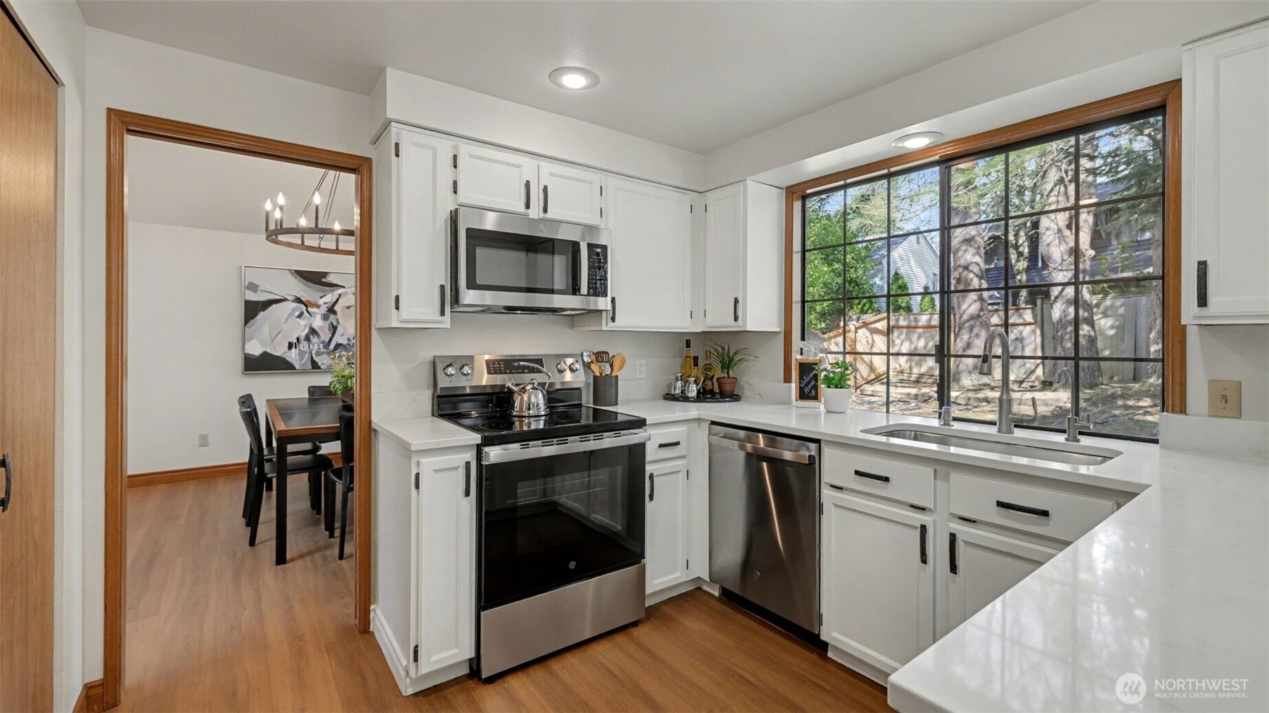 Quartz counters and a 2 person eatbar.