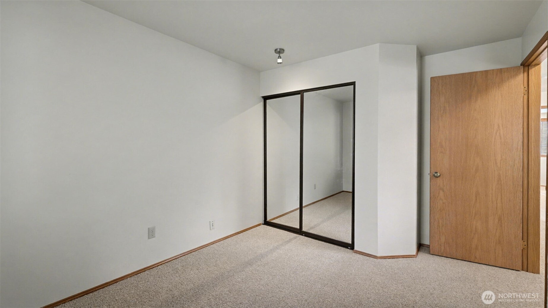 One of the 2 secondary bedrooms.