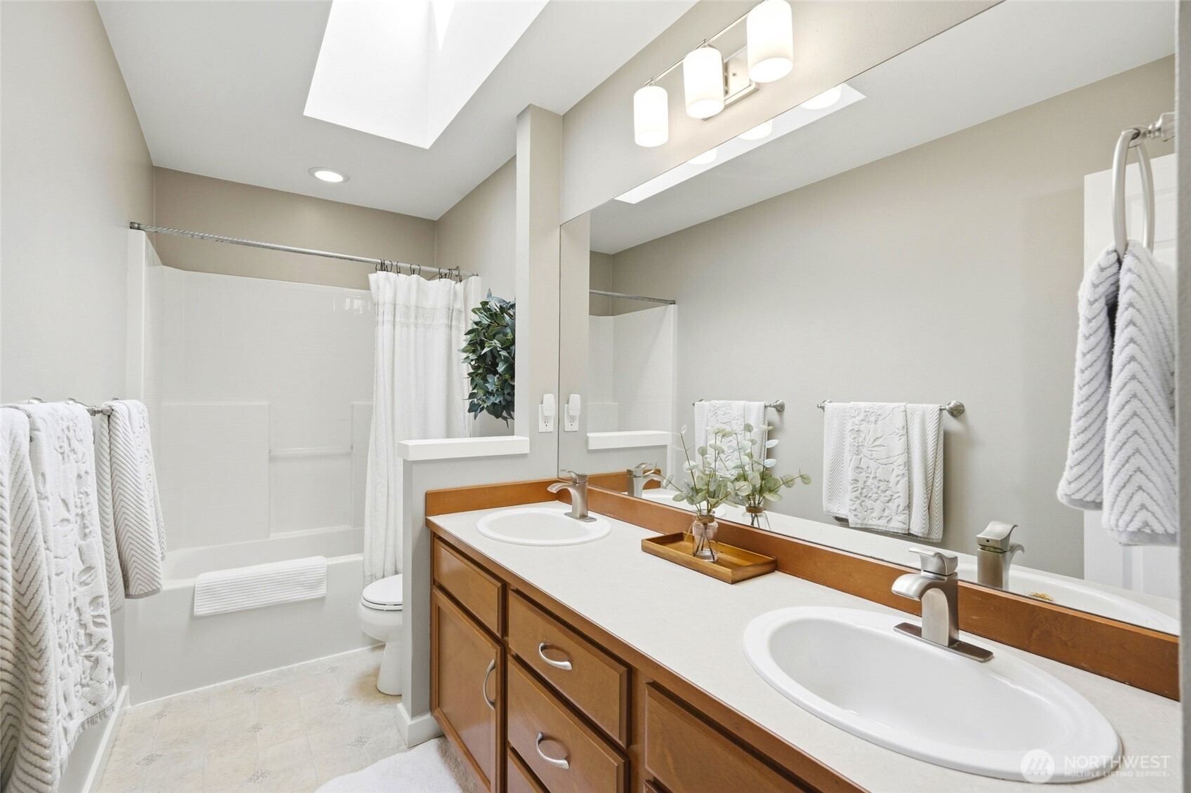 Upstairs main bathroom.