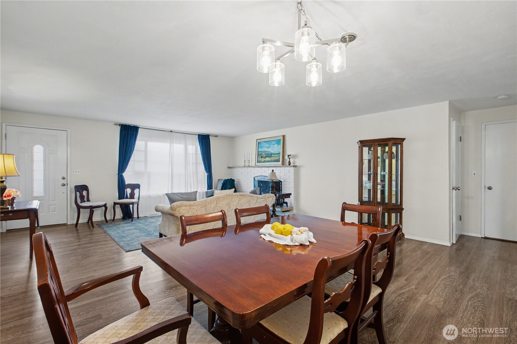 Open and airy dining and livjng areas with seamless flow, creating an ideal setting for gatherings and effortless entertaining.