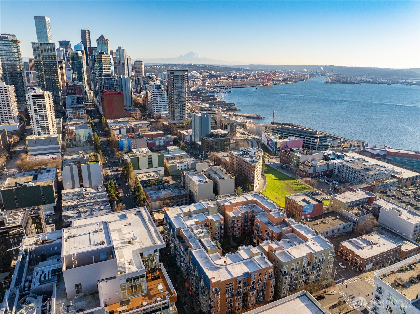 Everything is within blocks from this fabulous community: 5-star dining, world-class shopping, Pike Place Market, waterfront parks and trails, Climate Pledge Arena, and so much more.
