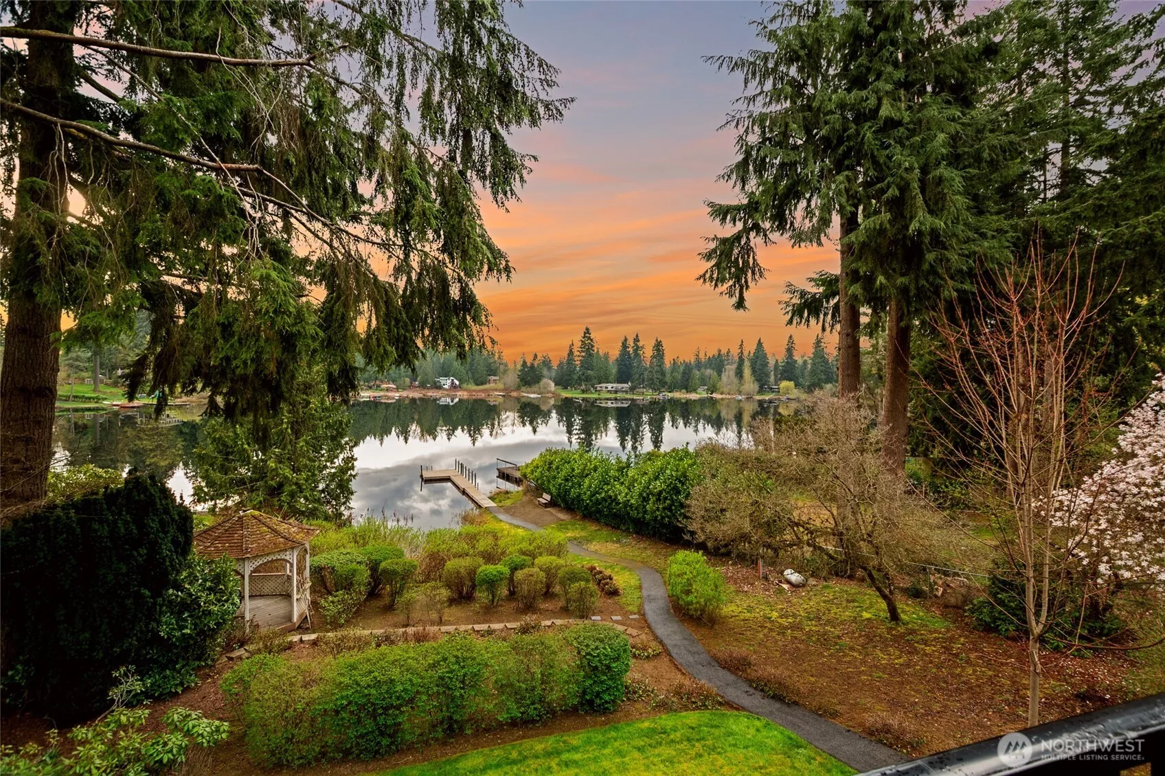 Echo Lake waterfront home with inviting curb appeal and private setting in Snohomish