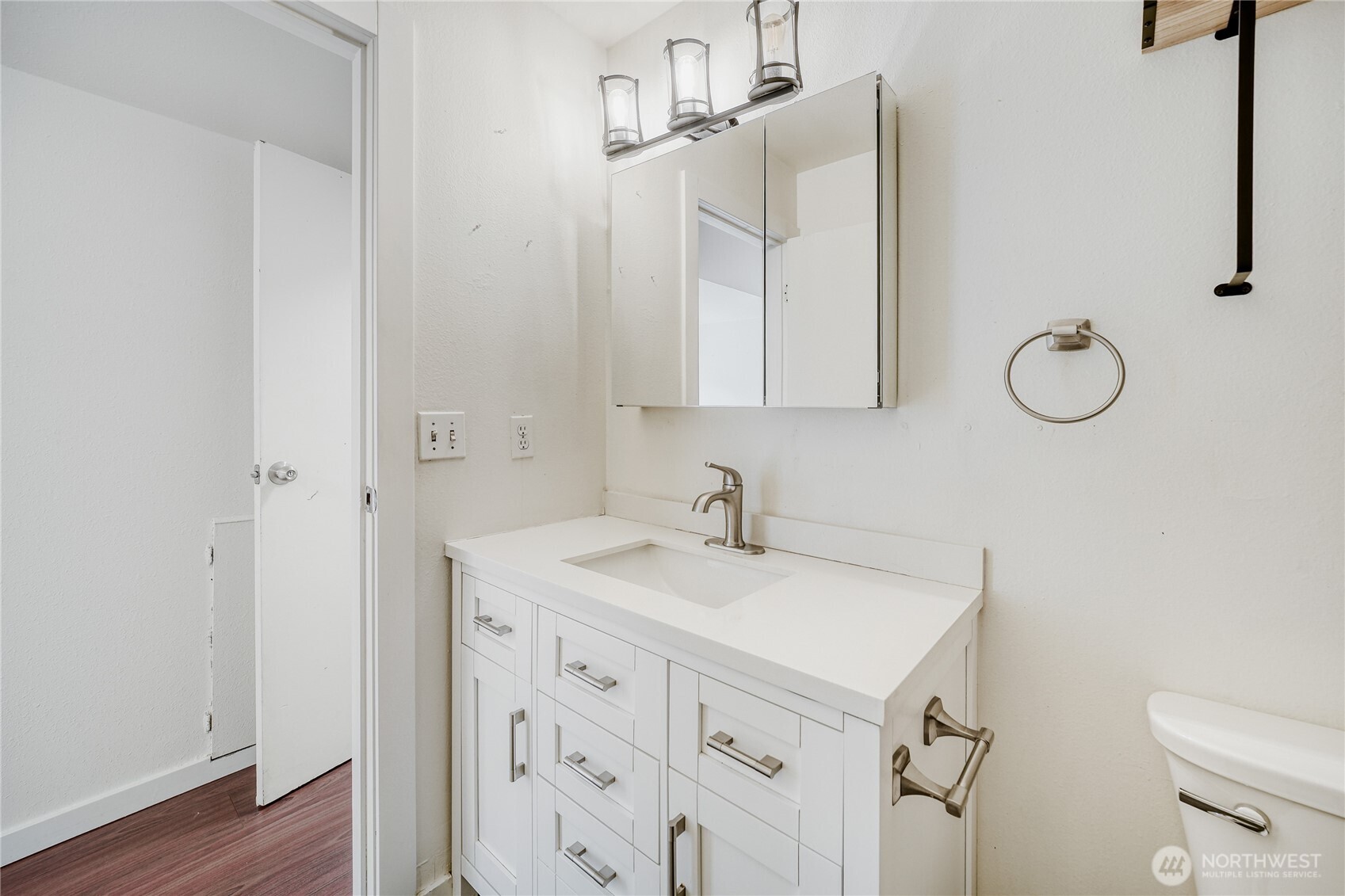 Elegant quartz counters and tile surround make this full bathroom feel brand new in Redmond’s sought-after Union Hill neighborhood.