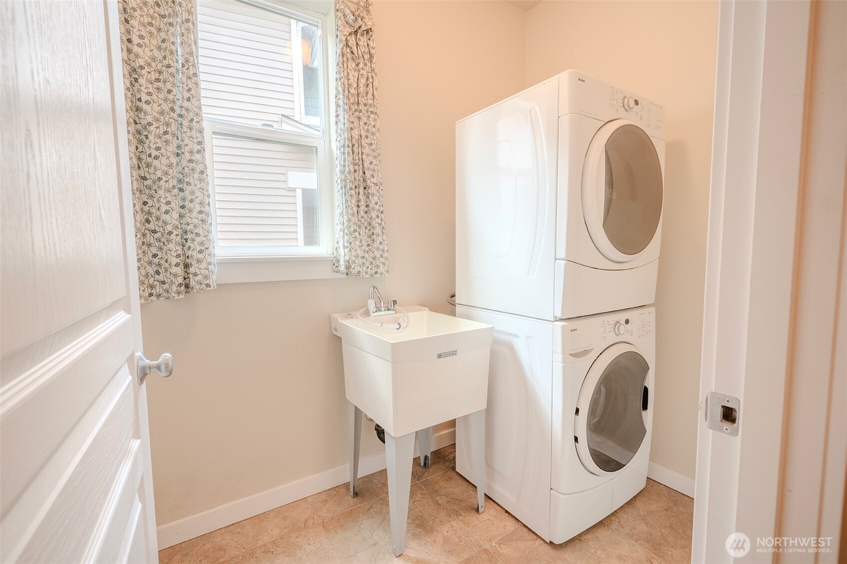 Utility sink w/ stackable