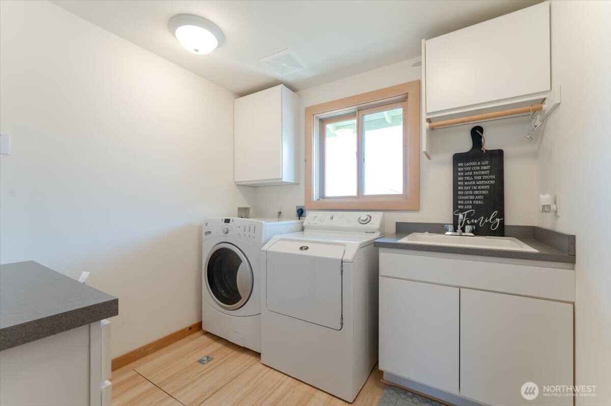 Laundry room off garage and entry