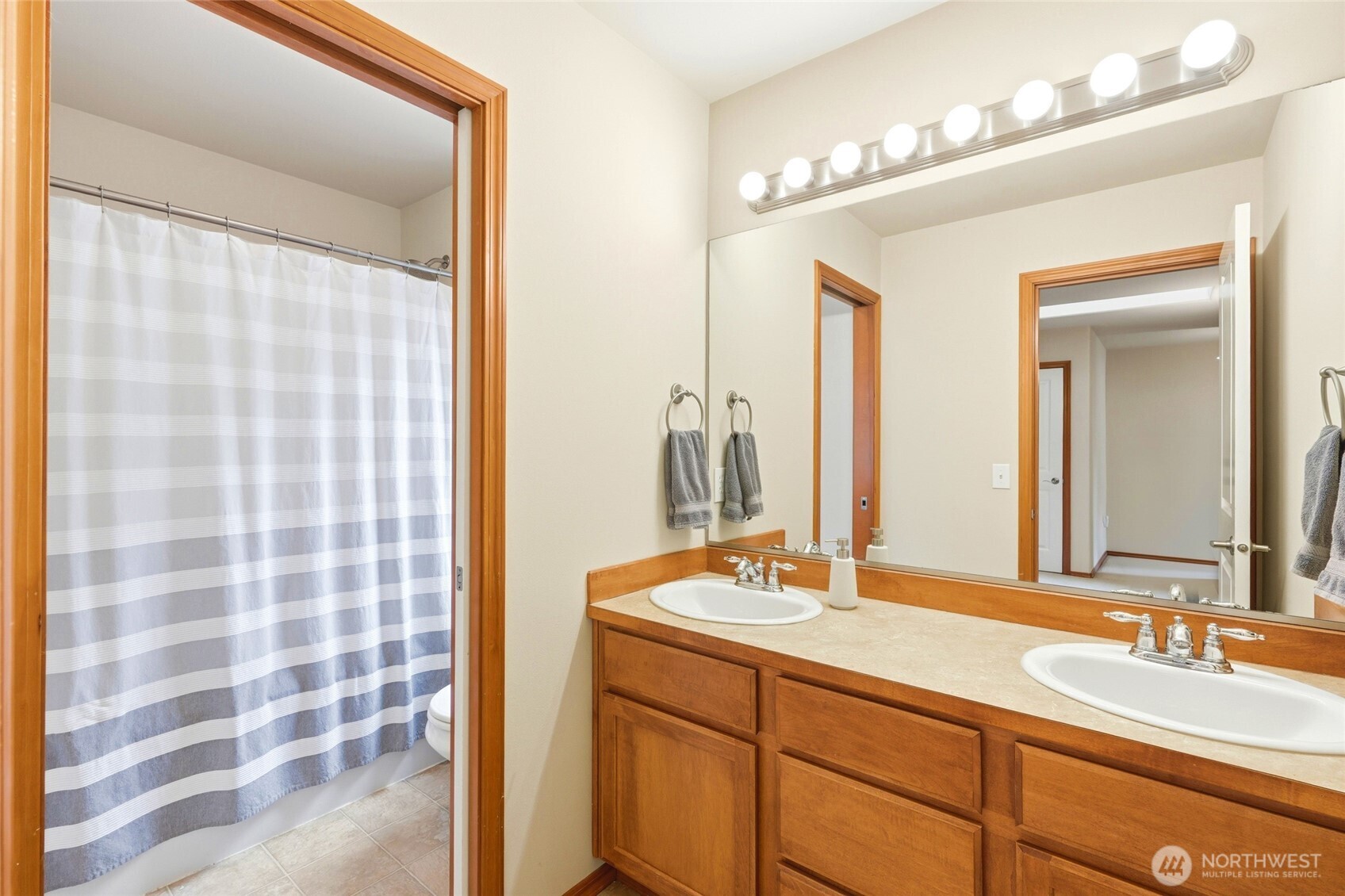 Second full bath upstairs.