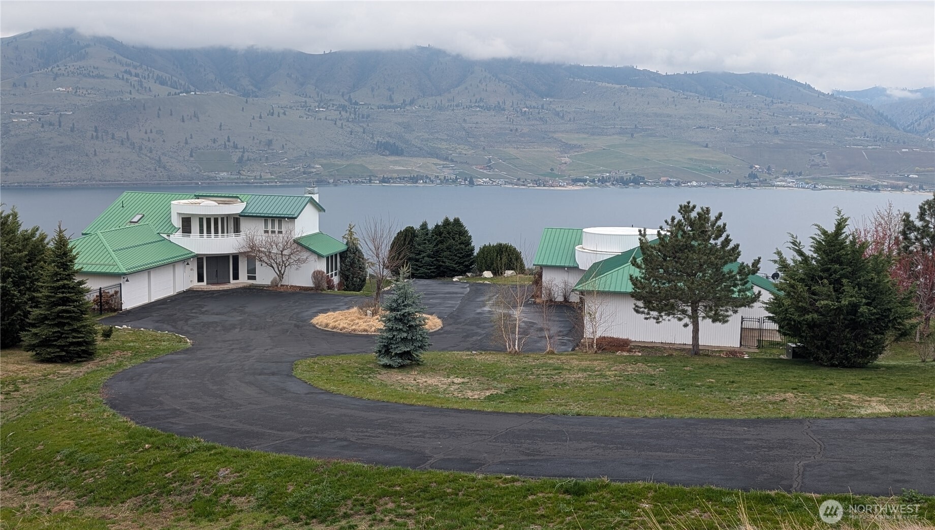 Overview of Estate and views of Lake and Mountains