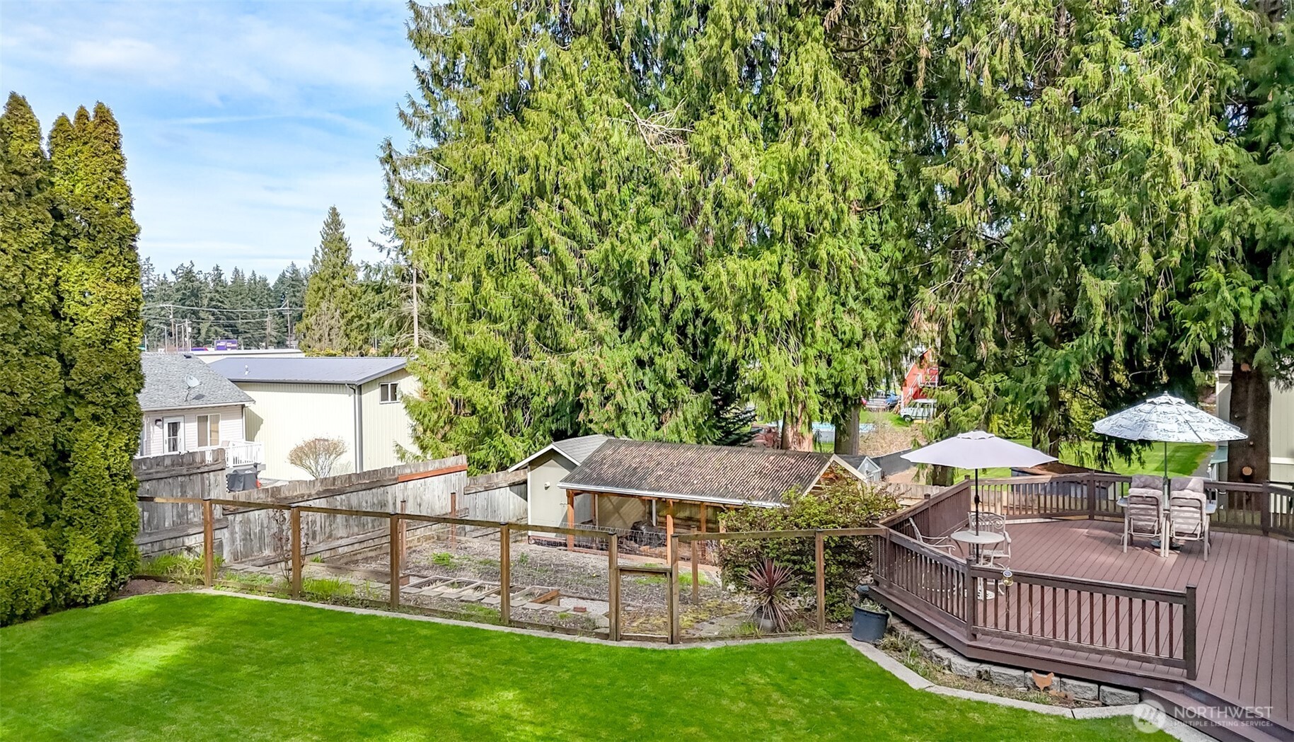 You can have it all with this amazing property!