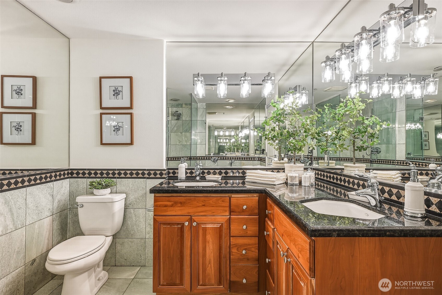 Upper Level-Primary Ensuite