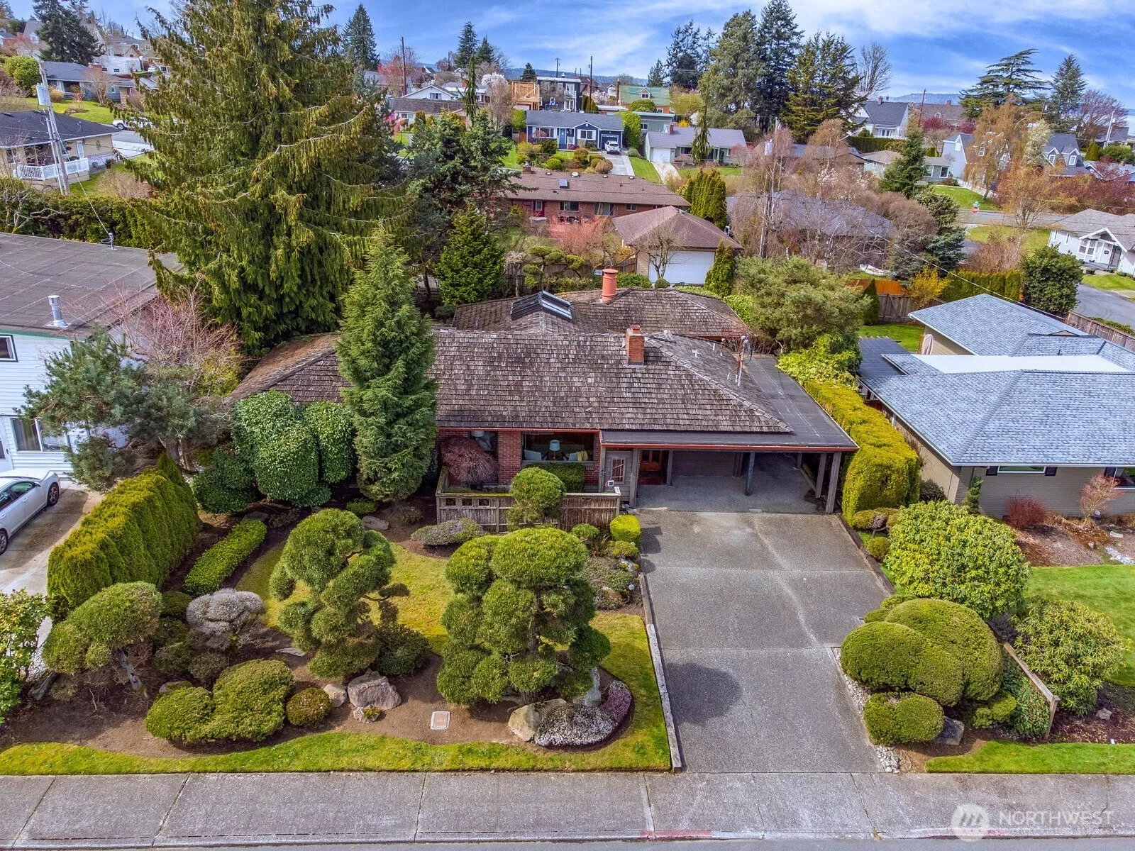 Welcome to 606 Wetmore Avenue...a rambler in north Everett.