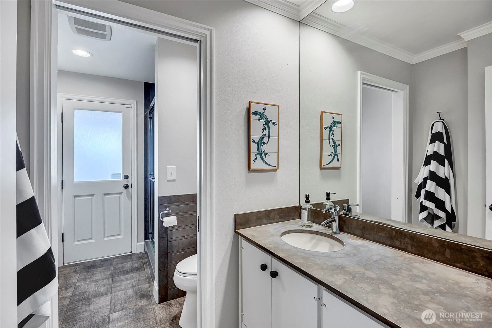 With direct access from the lower level patio, this bath offers the perfect spot for an easy rinse after time in the lake or a soak in the hot tub.