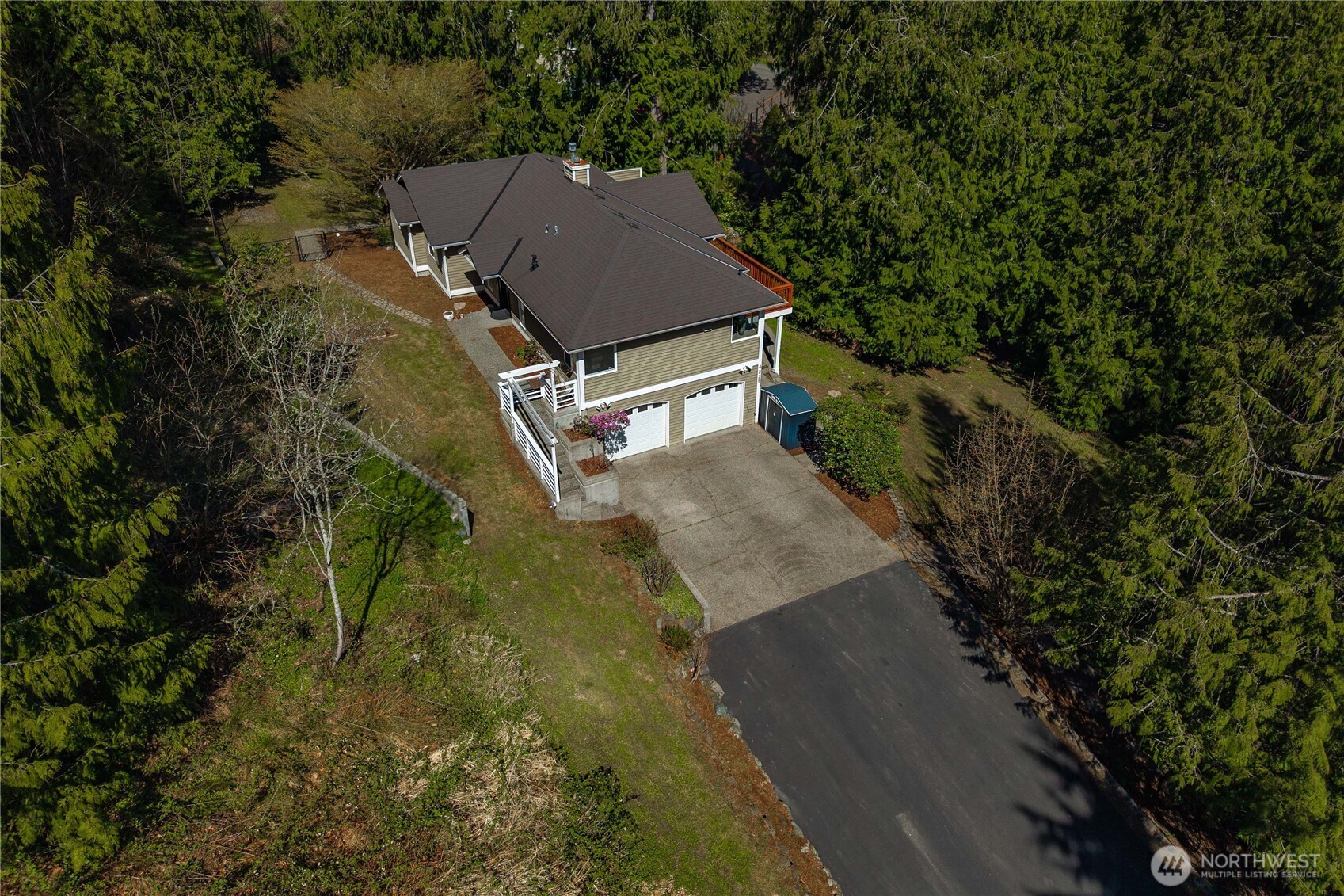 Long private drive leads to a peaceful retreat.