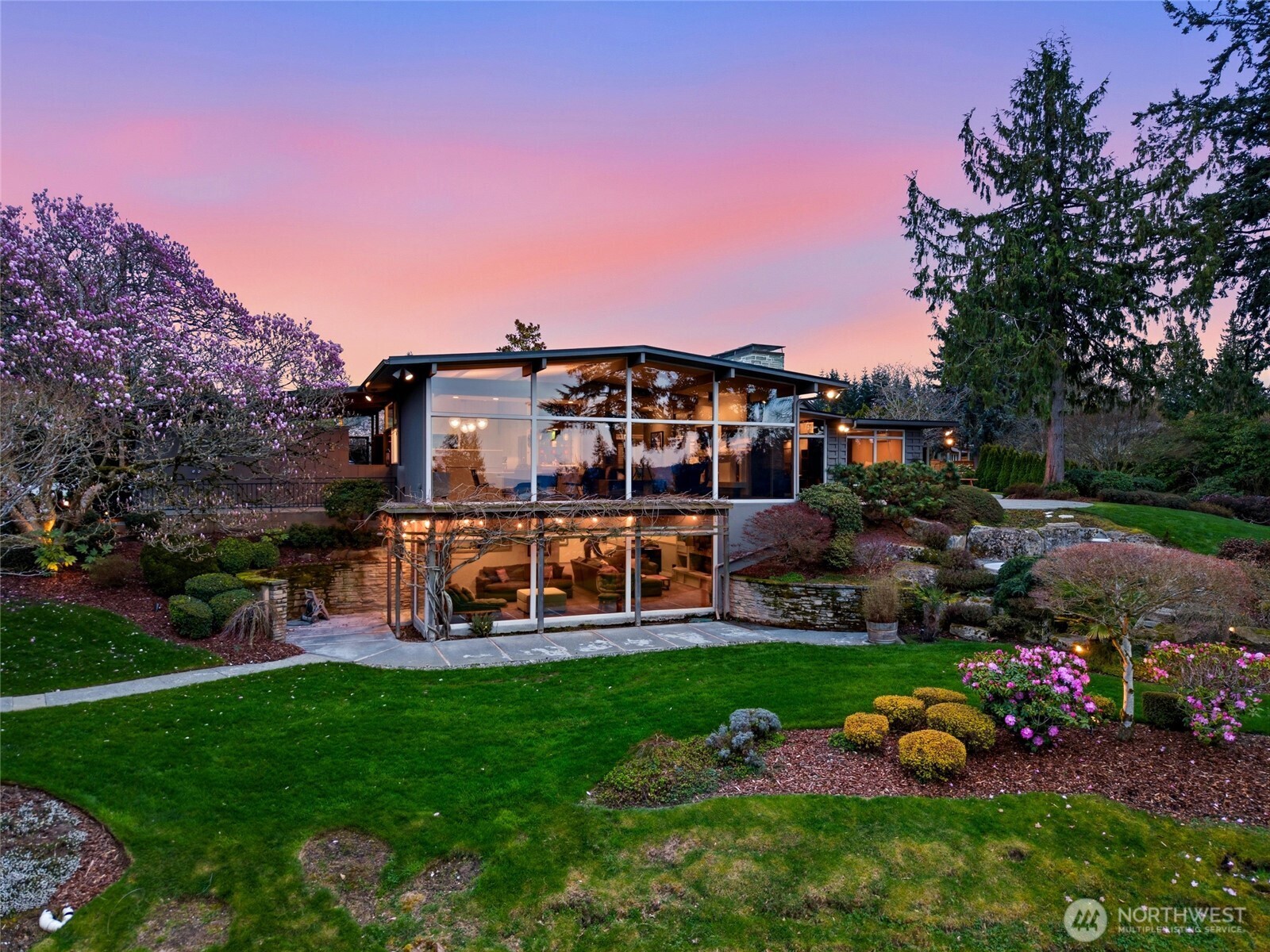 This property offers great privacy, but it just minutes from all of Everett's main amenities.