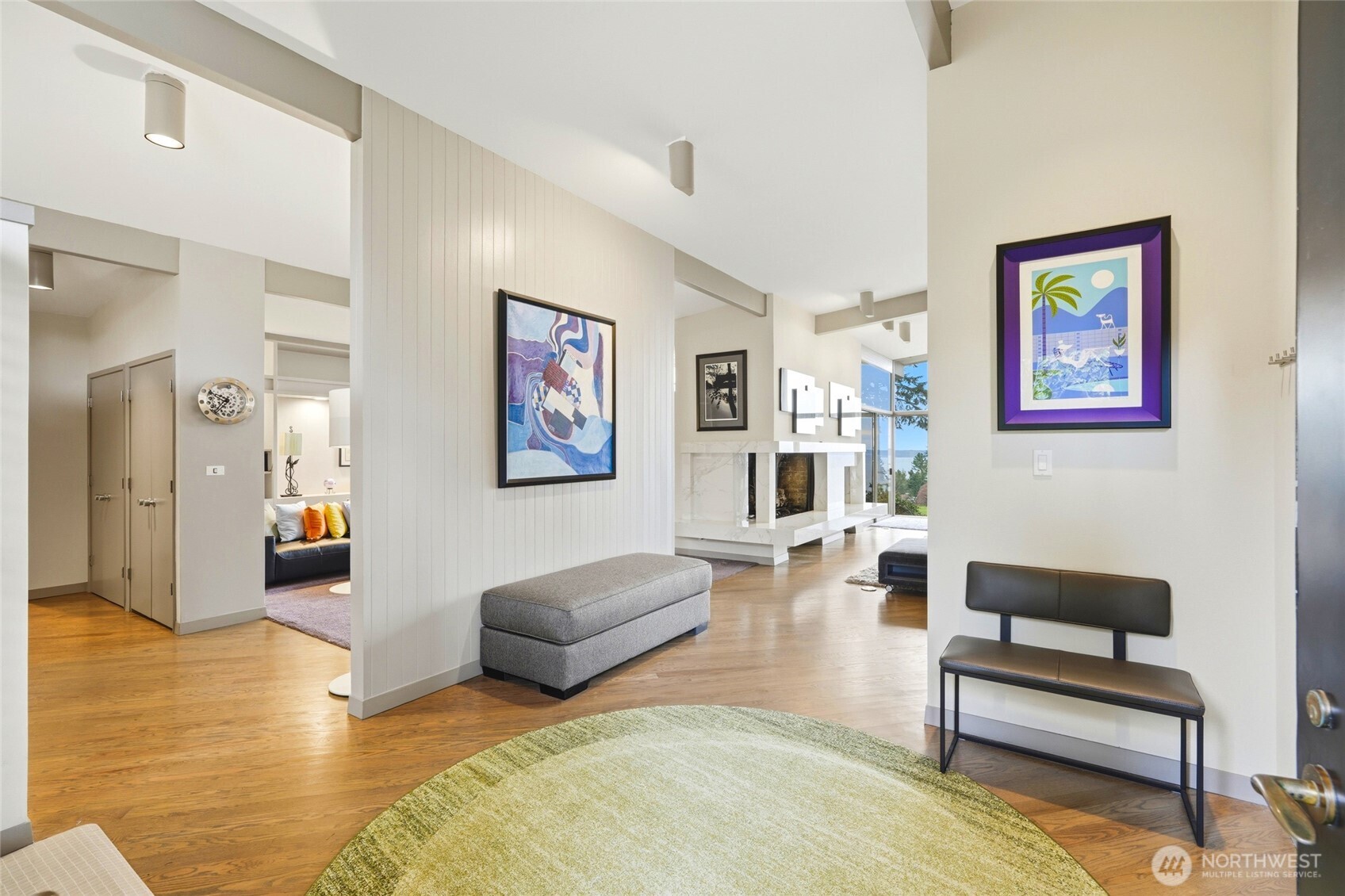 Large foyer with immediate views.