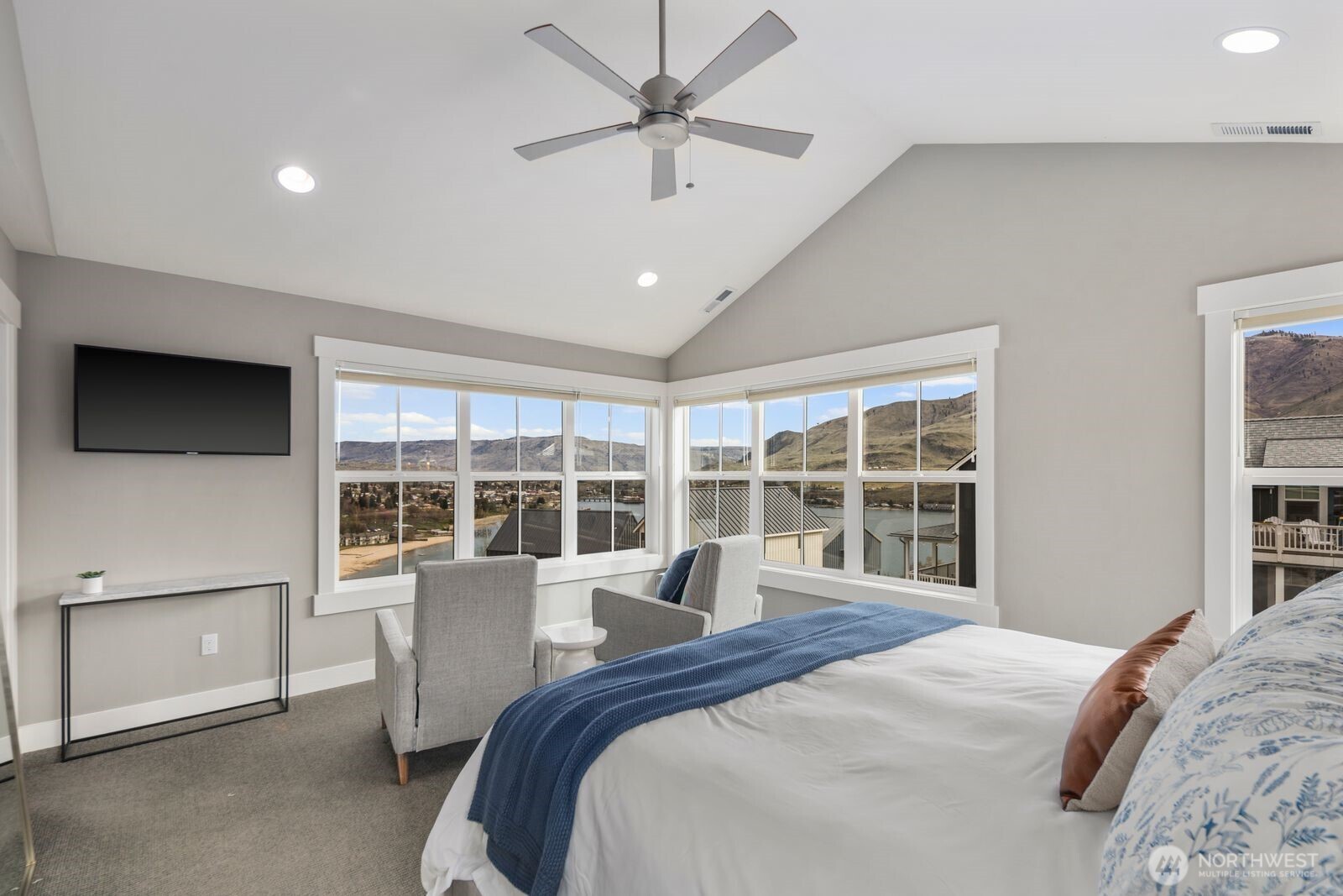 Huge primary suite with expansive Lake Chelan views