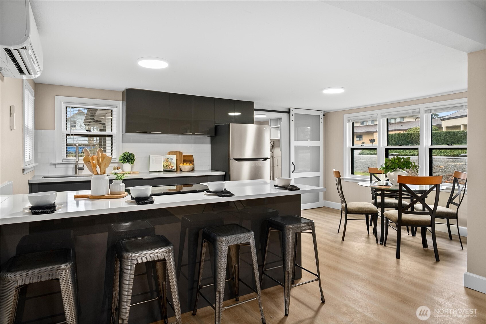 Large peninsula in kitchen with lots of room