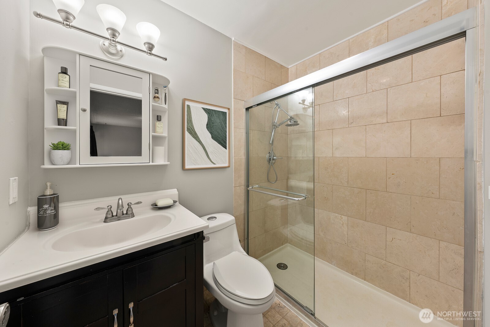 Central bath digitally staged