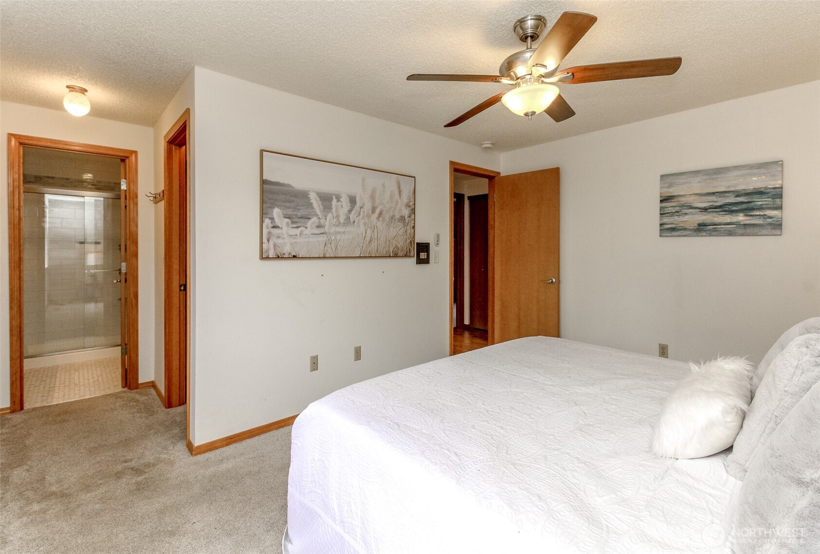Primary Bedroom w walk-in closet