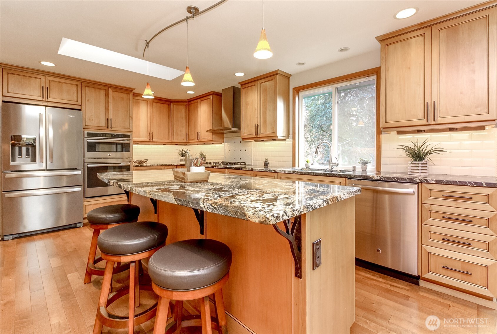 XXL Island w custom cabinetry