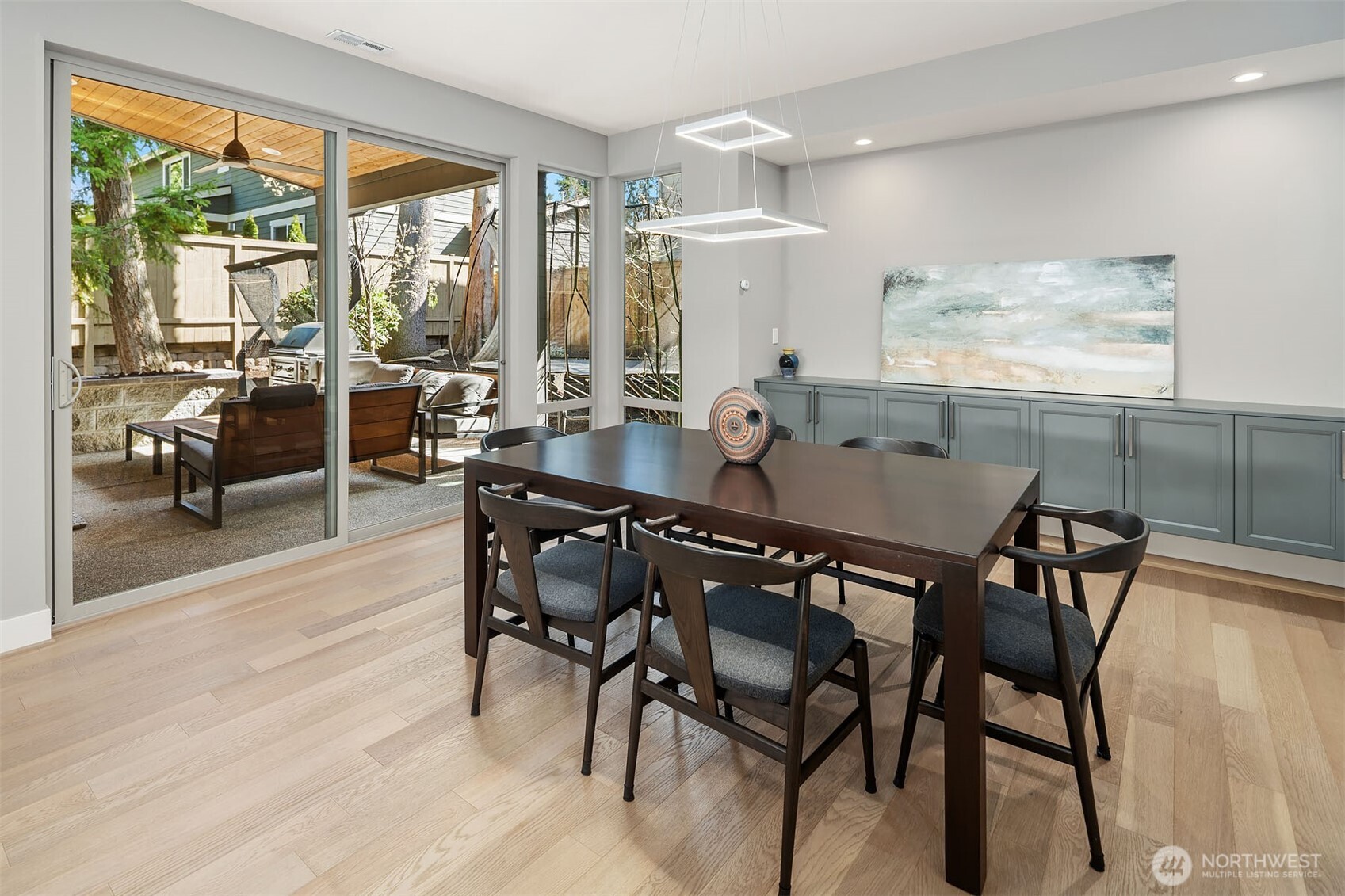 Entertainment-size Dining room