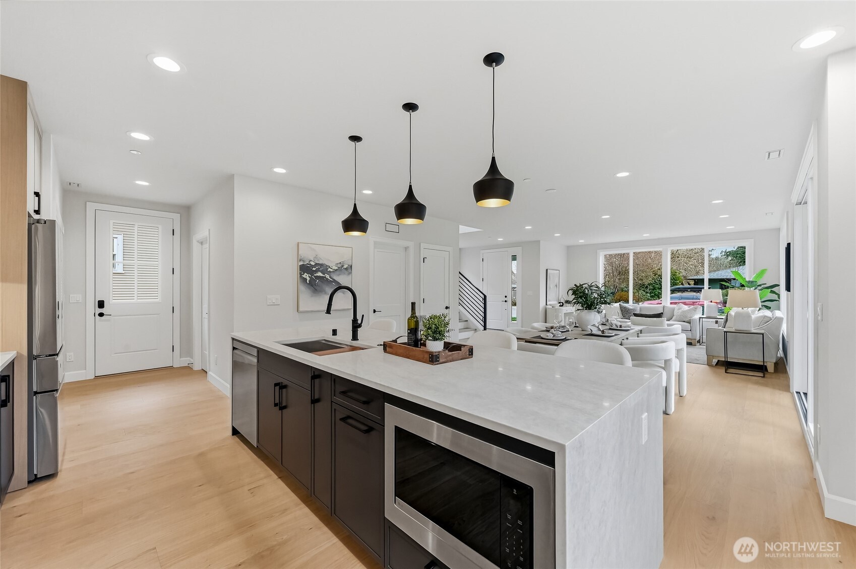 Eat-in bar in kitchen area lets you casually grab a bite on those busy mornings.